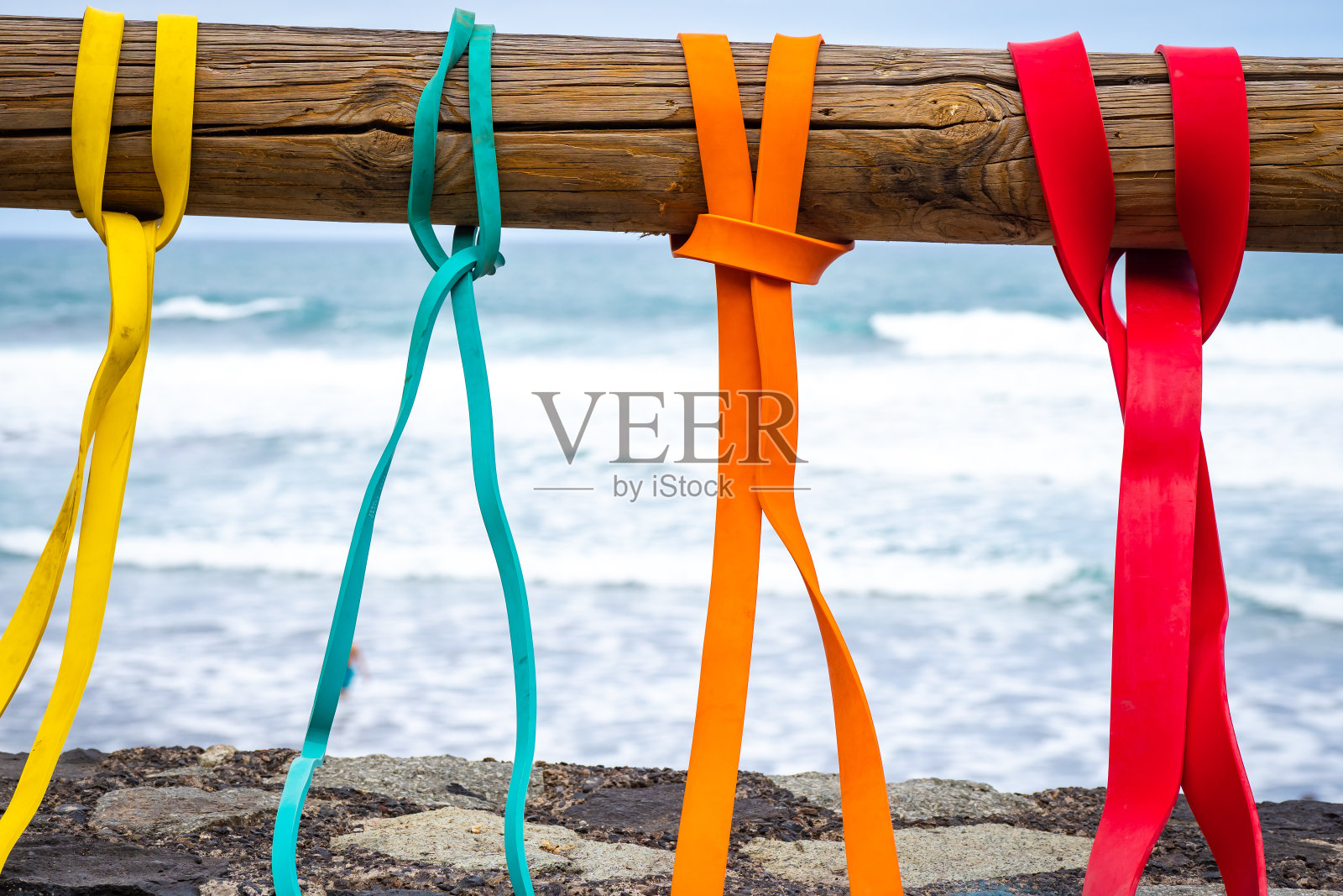 沙滩运动的各种阻力带照片摄影图片