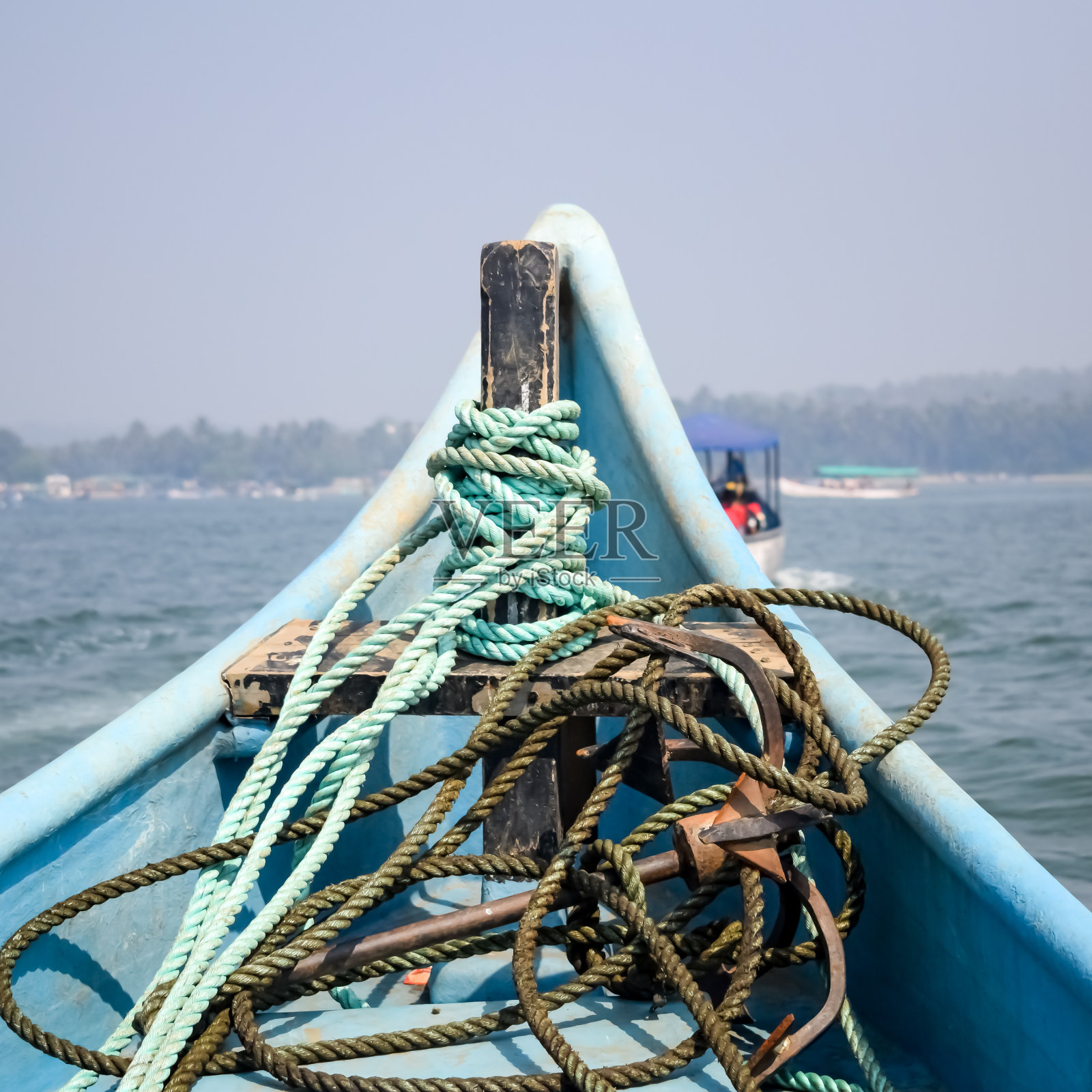 在印度果阿的阿拉伯海,从长尾摩托艇上看到的令人惊叹的景色,用旧绳子从木船上看到的海景照片摄影图片