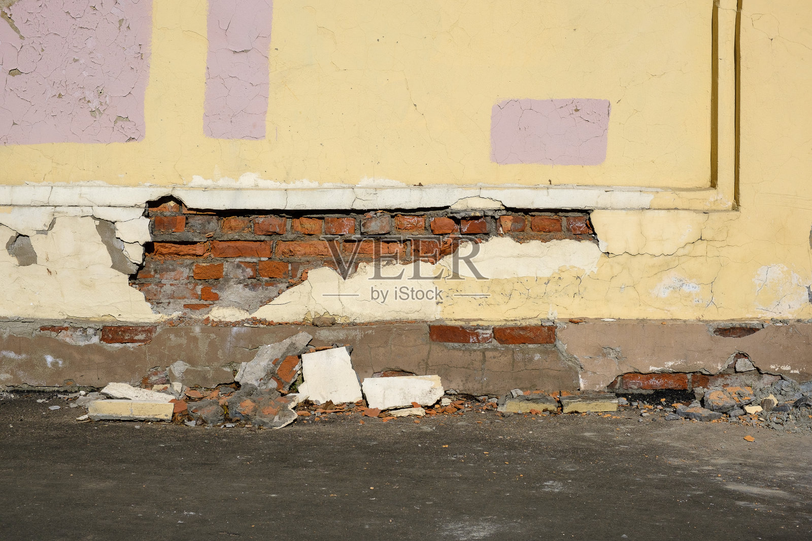 旧砖墙,灰泥已剥落照片摄影图片