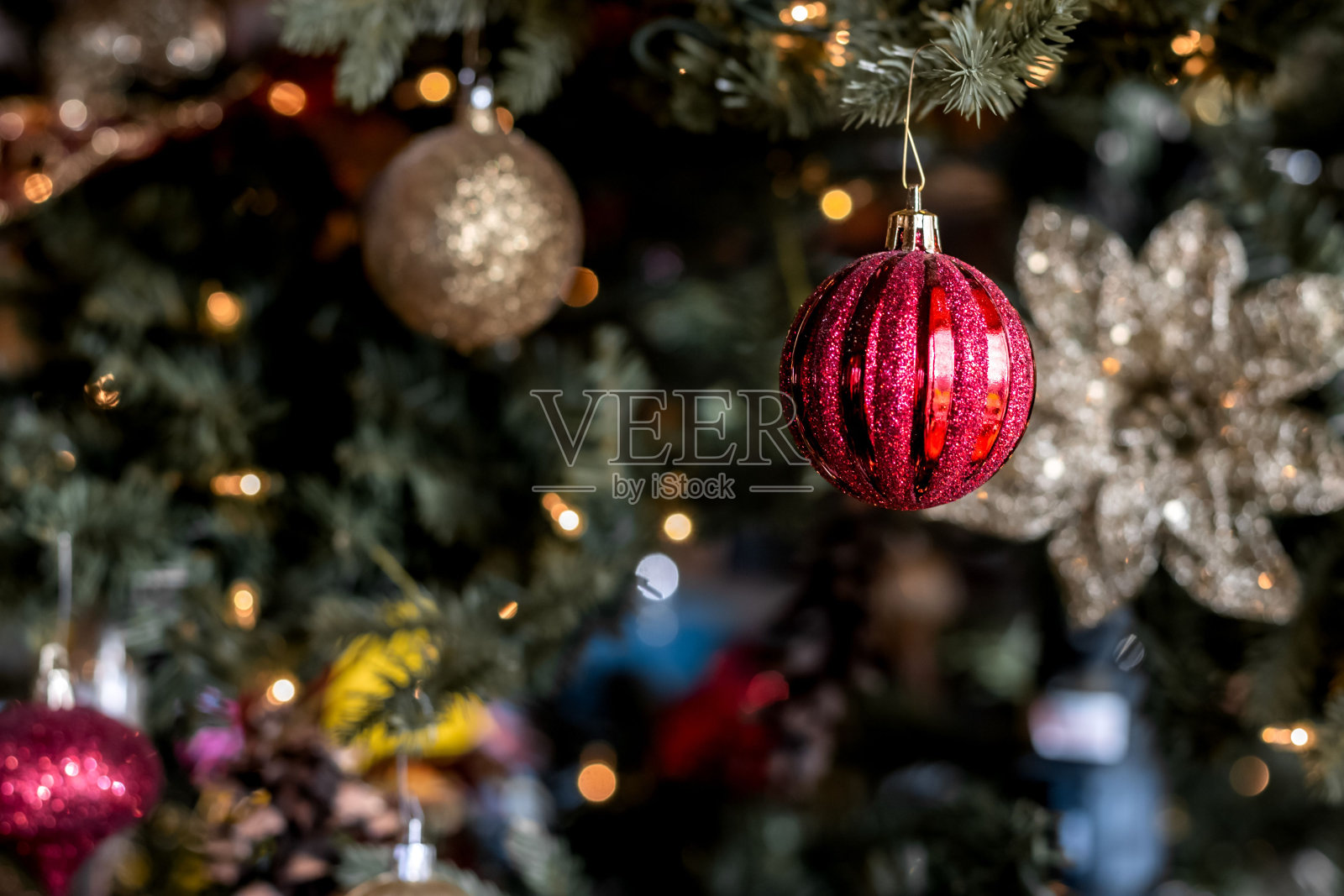 挂在圣诞树上的圣诞装饰品的特写镜头。照片摄影图片