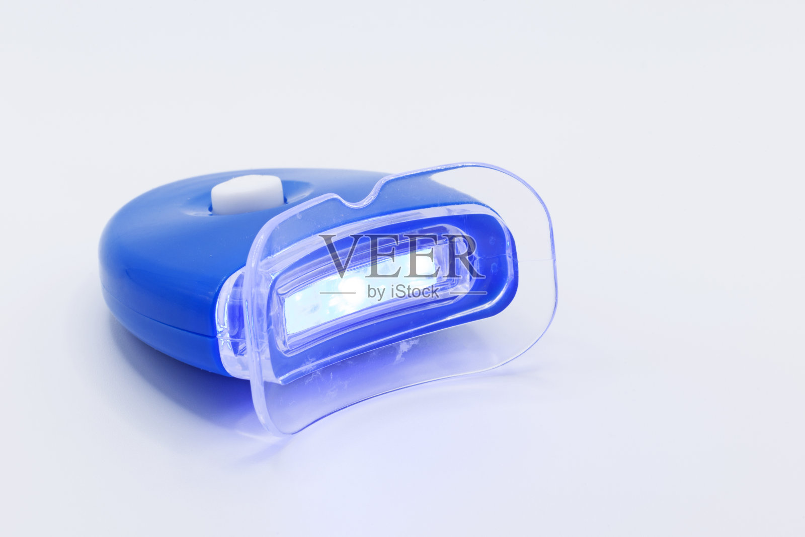 在浅色背景下美白牙齿的灯照片摄影图片