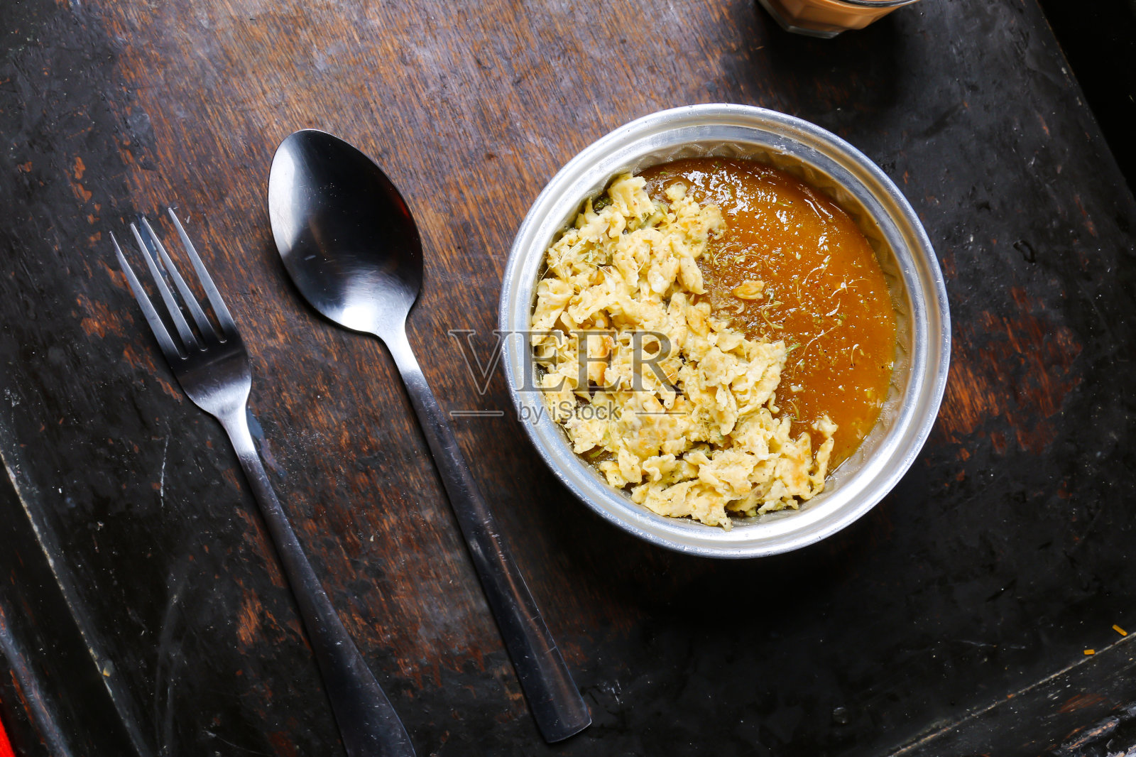 阿拉伯美食:红色餐垫上的Aseed或Aseeda照片摄影图片