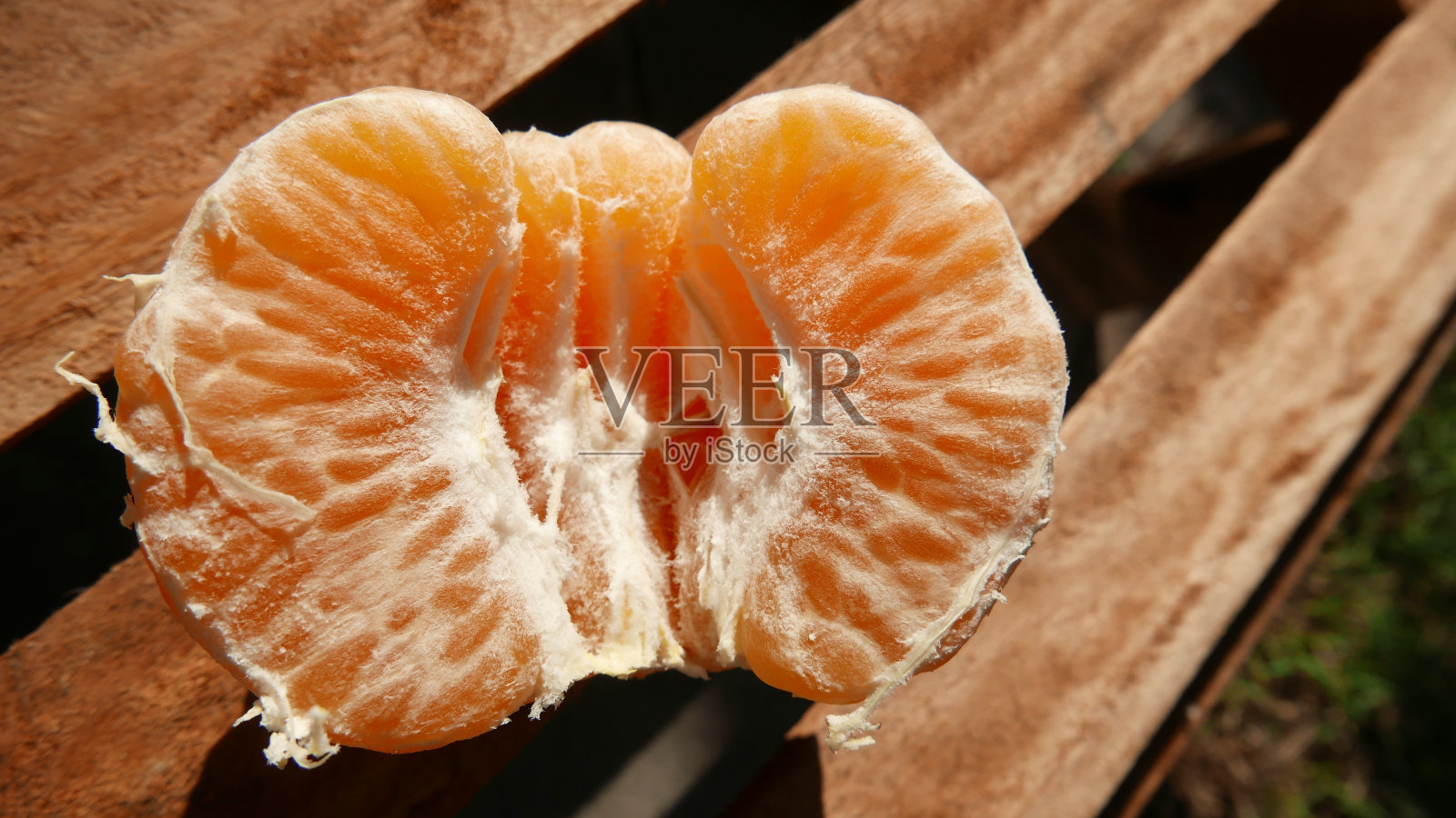 新鲜的橘子季节。桌上有一大块橘子。木桌上的新鲜橘子片。庞坎柑,特写,俯视图。成熟的水果。庞坎柑,特写。新鲜的水果照片摄影图片