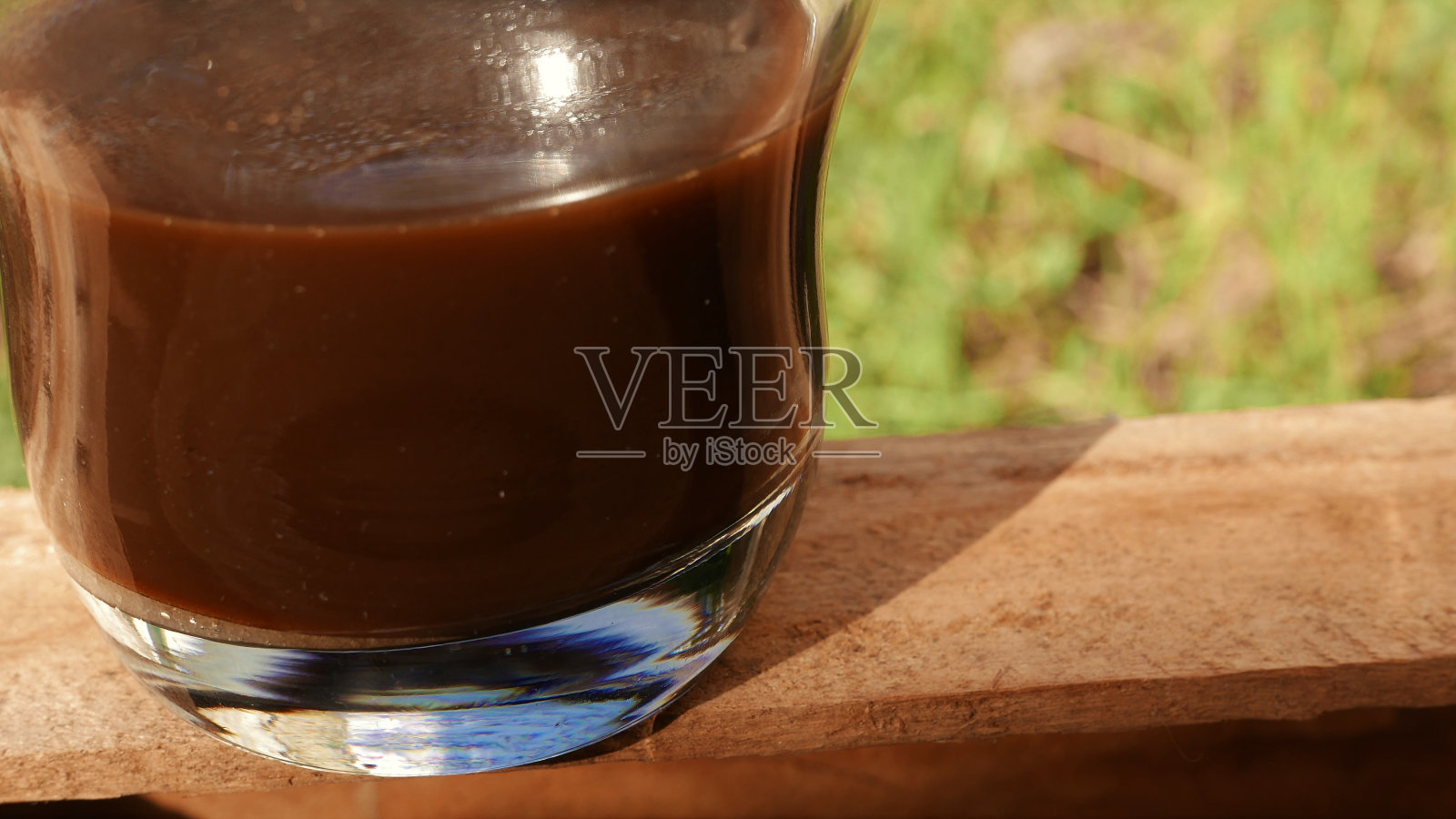 咖啡杯在桌子上。一杯咖啡,特写镜头。桌上放着黑咖啡照片摄影图片