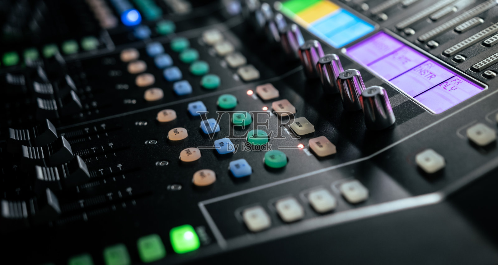 录音棚的声音控制音乐混音器照片摄影图片