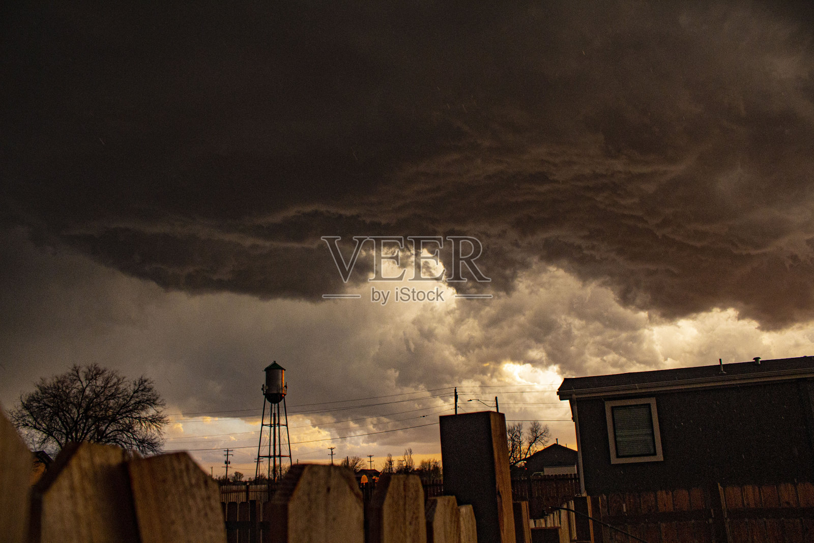 一场巨大的雷雨席卷了一个乡村小镇照片摄影图片