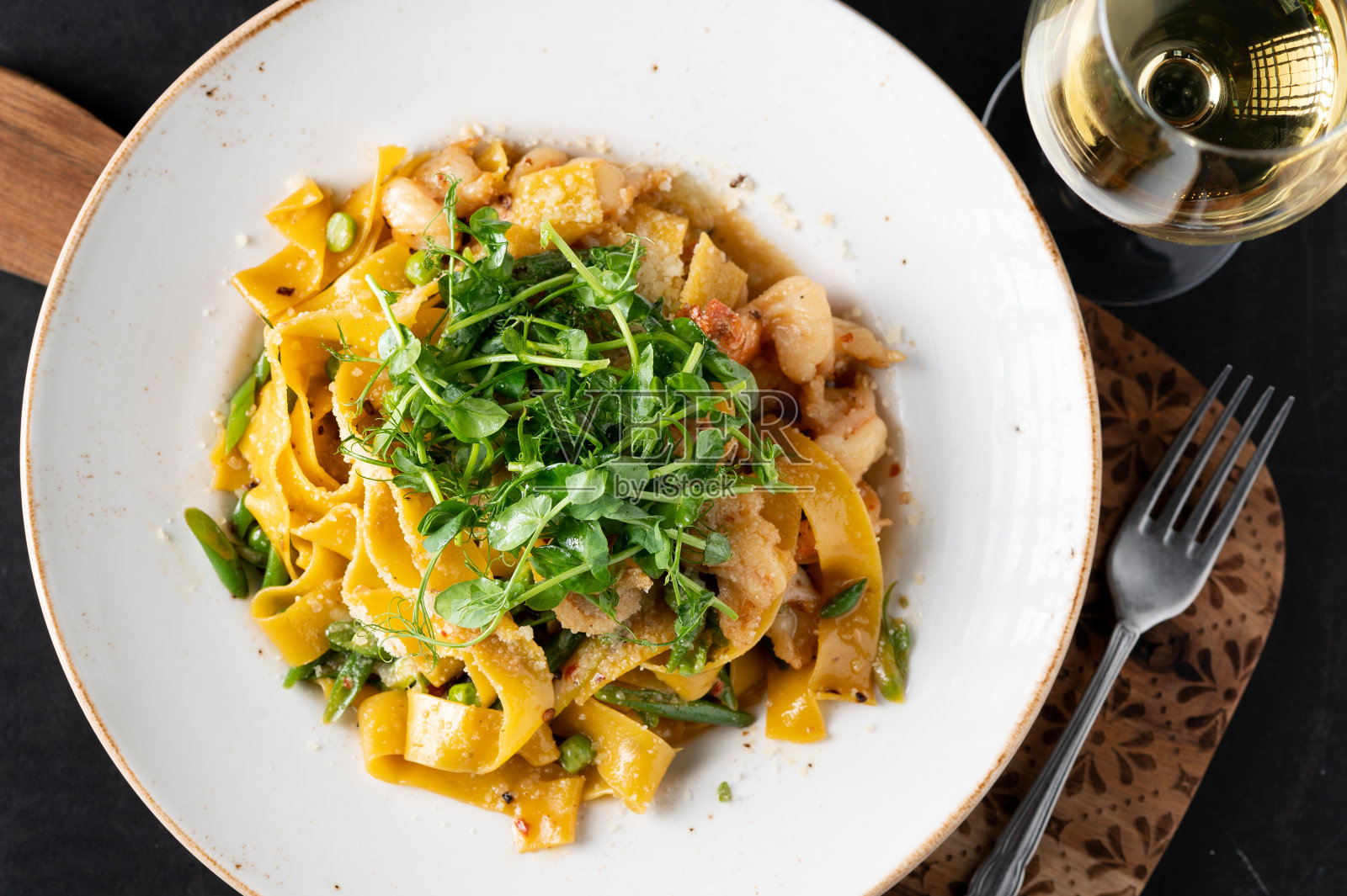 美味的意大利菜放在白色的盘子里,上面放着绿叶照片摄影图片