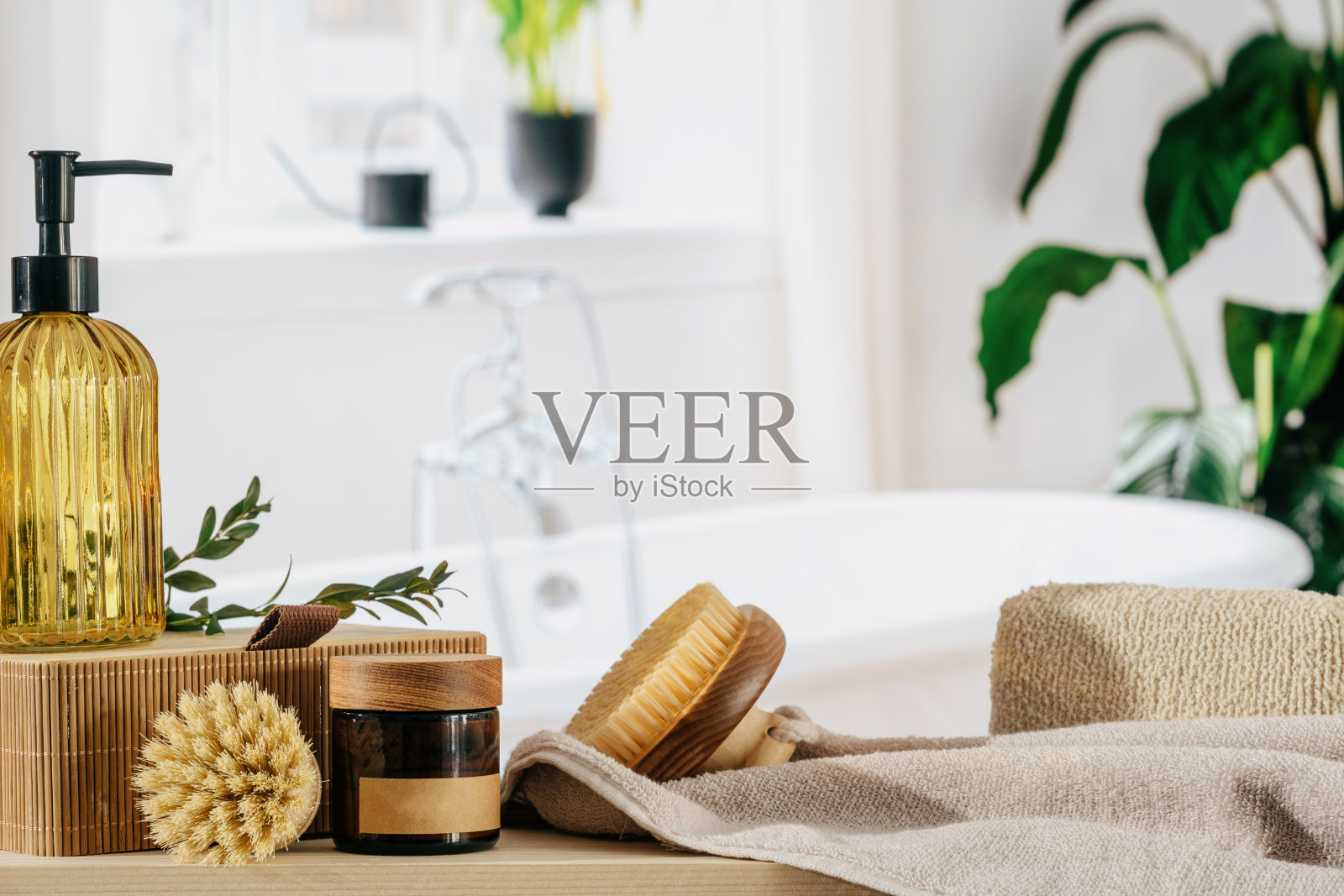 浴室内部木凳上的美容产品概念照片摄影图片