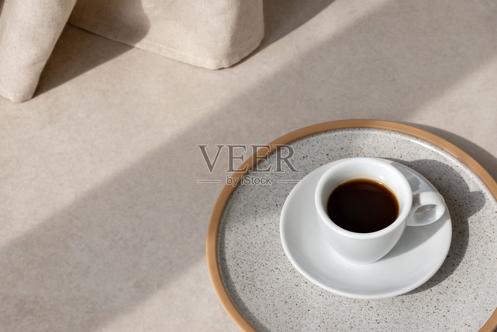 审美中性的背景与咖啡杯在米色石桌子与阳光光影,极简的夏季背景,复制空间照片摄影图片