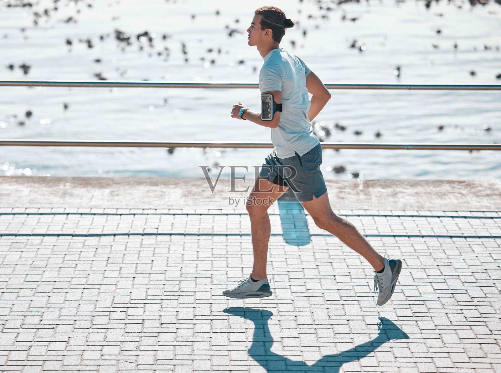 有氧运动,健身和男子跑步的散步训练,健康和锻炼的海滩。锻炼,运动和晨跑者在海边慢跑和户外运动为动力照片摄影图片