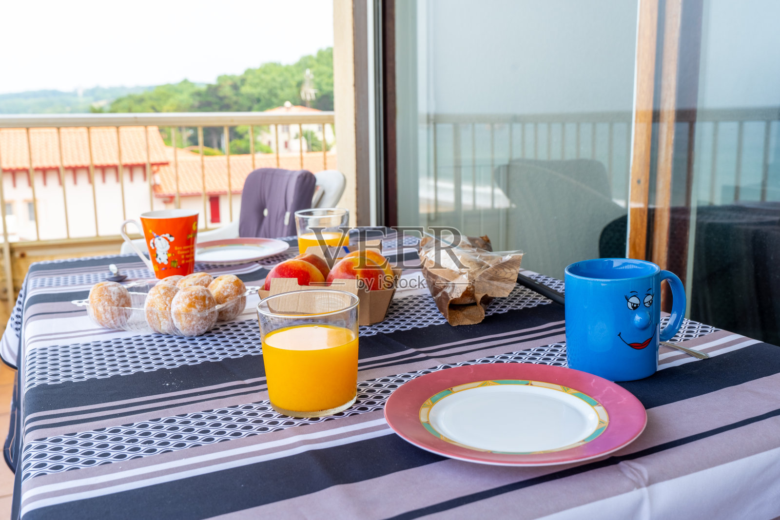 早餐放在家里客厅的餐桌上,铺着桌布,吃健康的早餐照片摄影图片