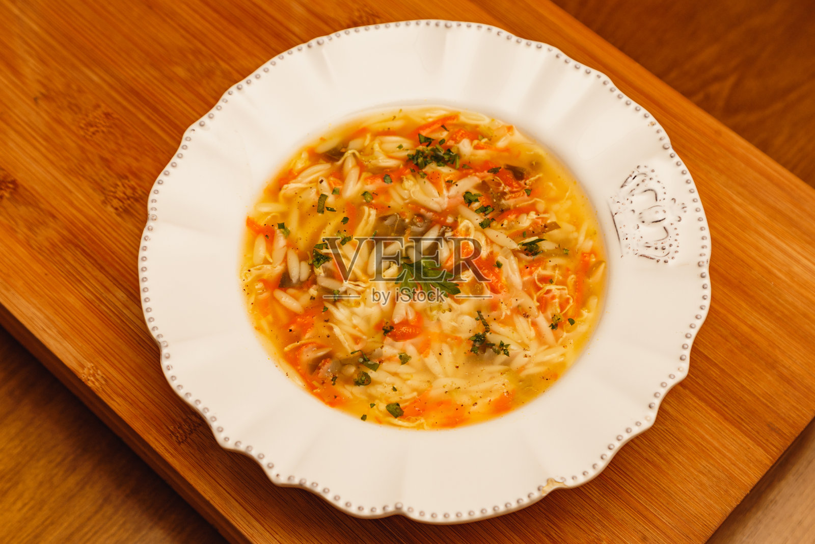 美味可口,美味鸡汤,传统鸡汤配木薯、鸡肉、土豆、泥、汤和肉汤,配米饭,美食和冬季食品照片摄影图片