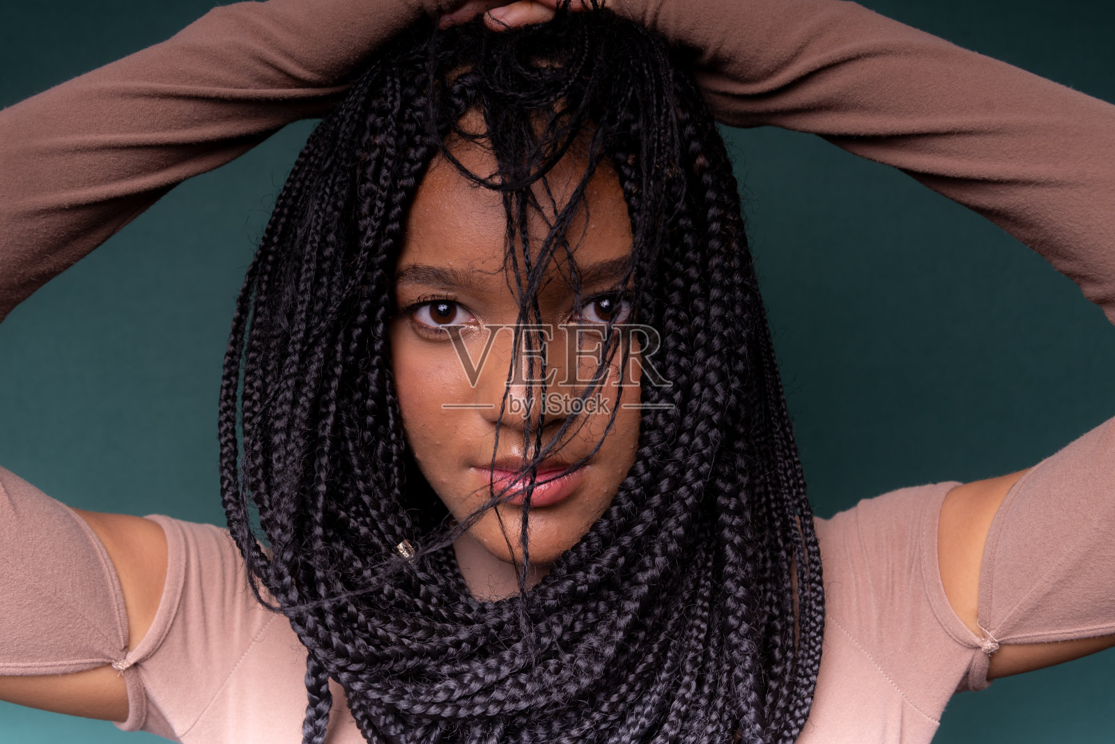 美丽的年轻黑人妇女的特写肖像,她梳着辫子。照片摄影图片