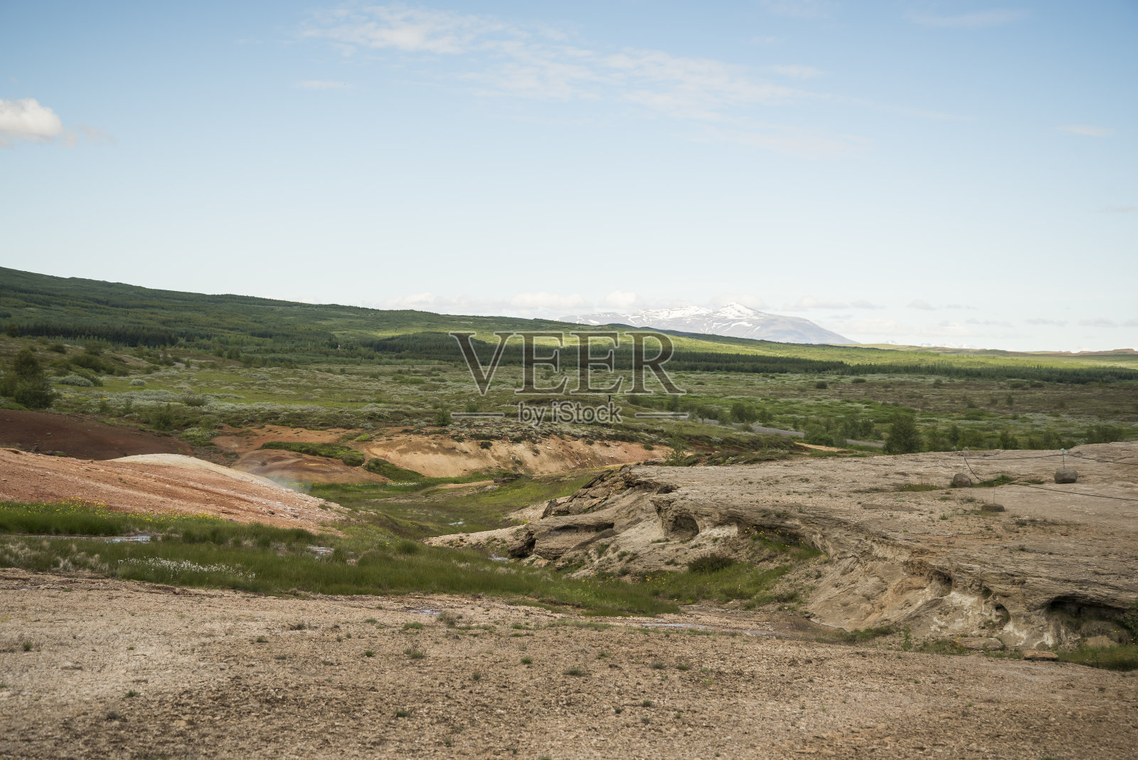 典型的冰岛景观,地热活动,裂缝和绿色的山丘。背景是一座被雪覆盖的山。复制空间,冰岛,夏天,白天,探索,北方,北欧照片摄影图片