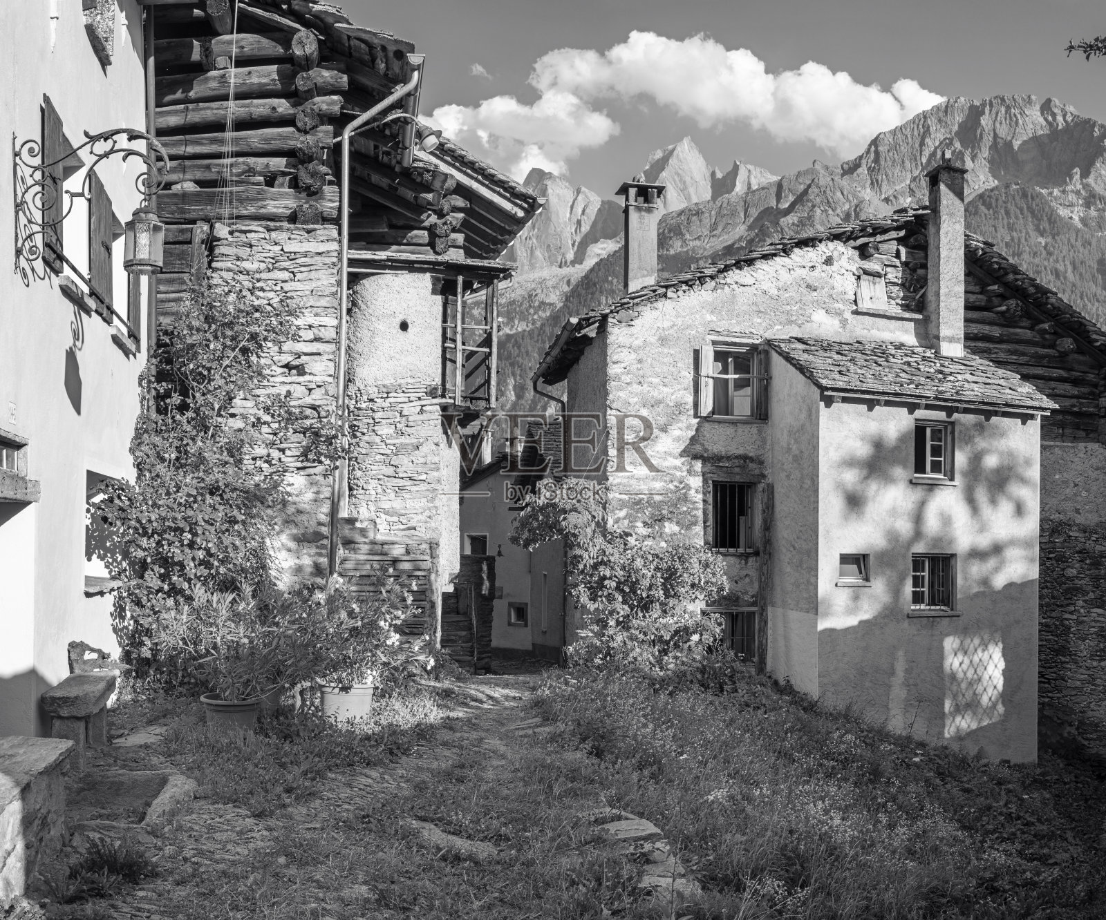 瑞士布雷加利亚山脉的索里奥村和皮兹巴迪尔、皮佐琴加洛和西奥拉峰。照片摄影图片