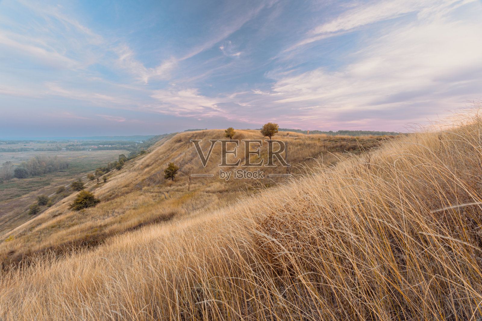 夏末的干草山,夕阳下的天空和云彩。华丽的风景。照片摄影图片