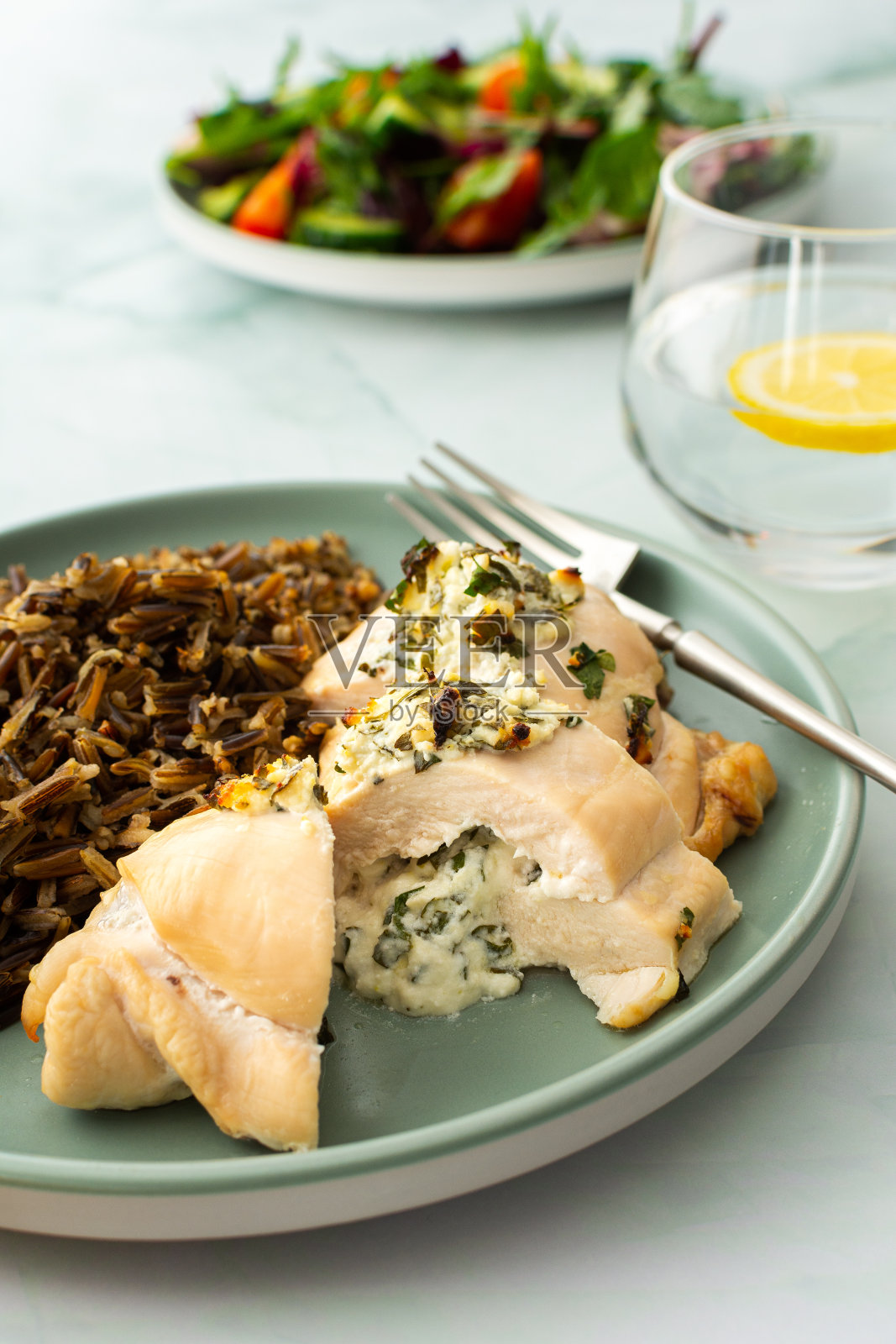 野米饭配鸡胸肉照片摄影图片