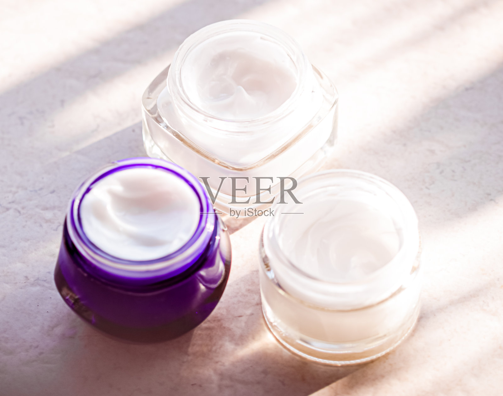 夏日日落时石底保湿美容霜罐、护肤及水疗化妆品、化妆品及护肤品照片摄影图片