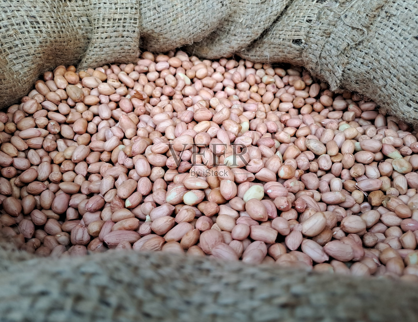 粗麻袋里的生花生照片摄影图片