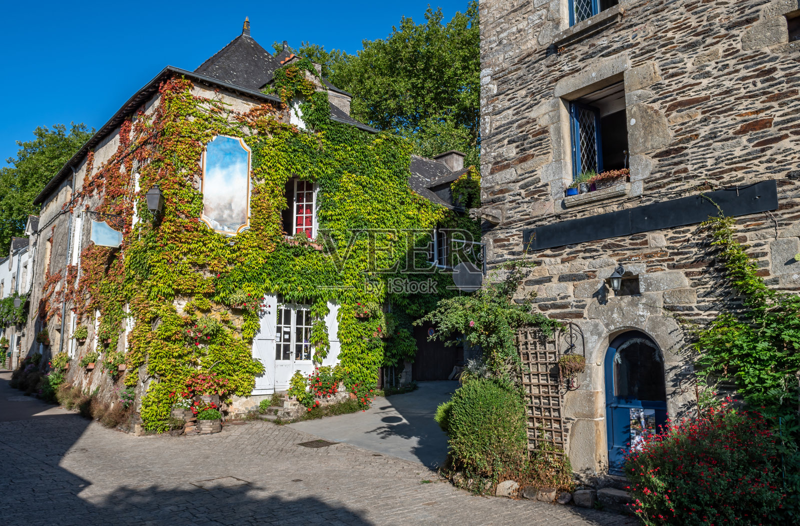 法国布列塔尼莫尔比汉省风景如画的Rochefort En Terre村的古建筑照片摄影图片