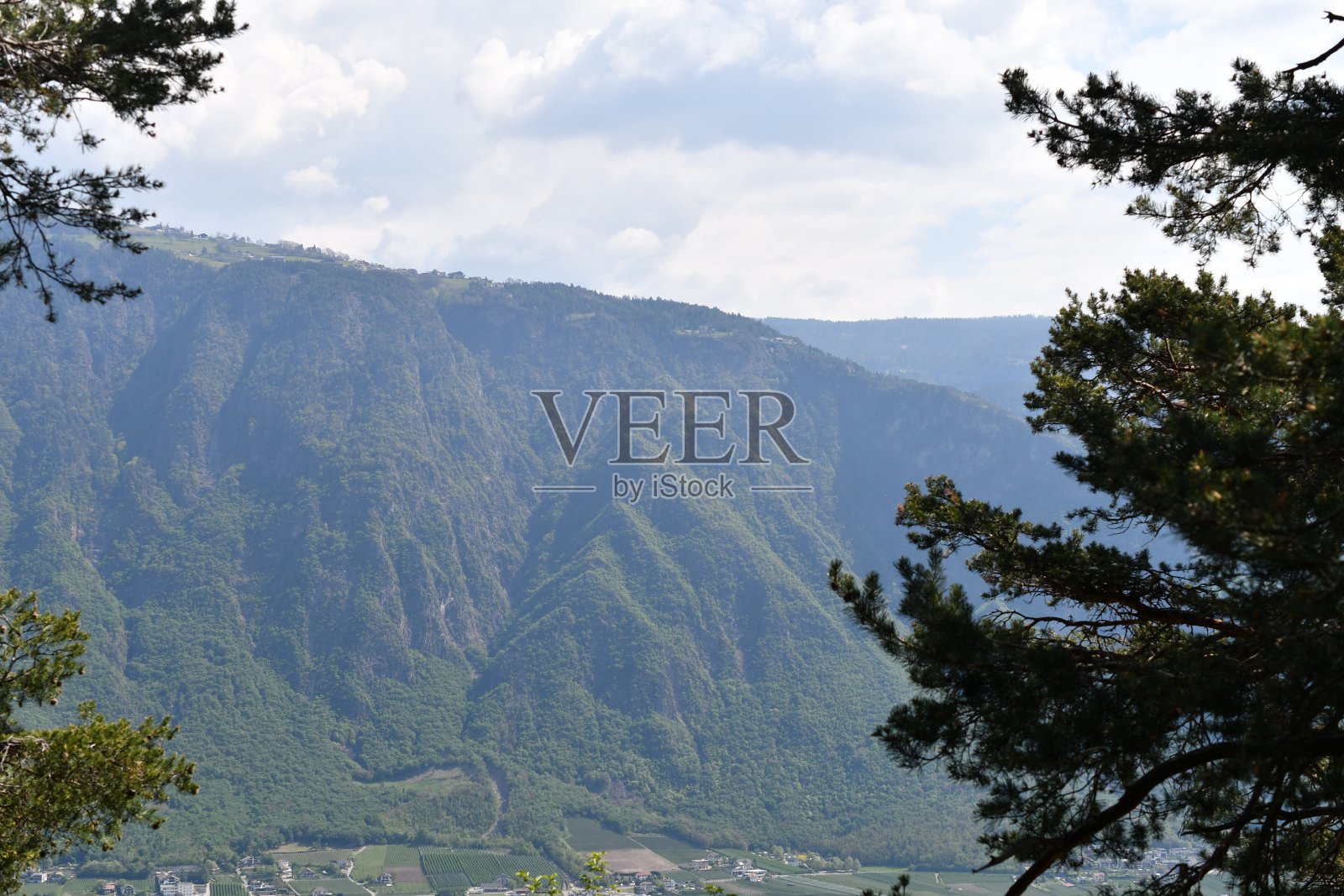 美丽的风景,可以看到阿迪杰山谷在南蒂罗尔照片摄影图片