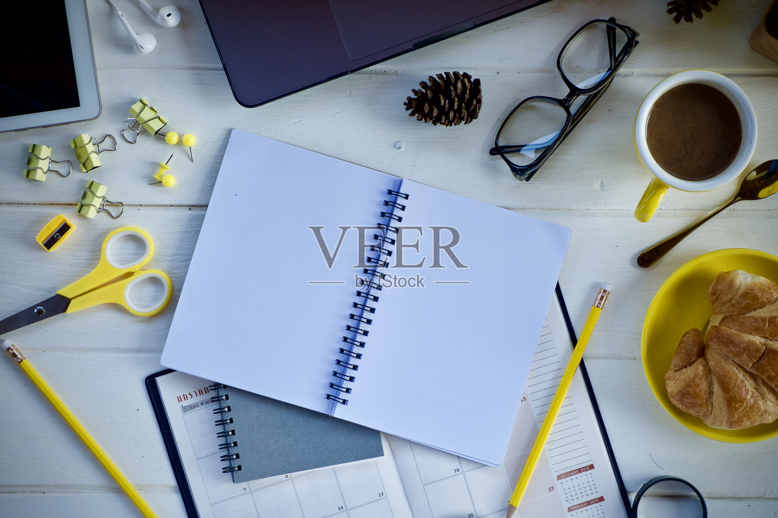 在一个美好的日子里,早上在办公桌上喝一杯热咖啡照片摄影图片