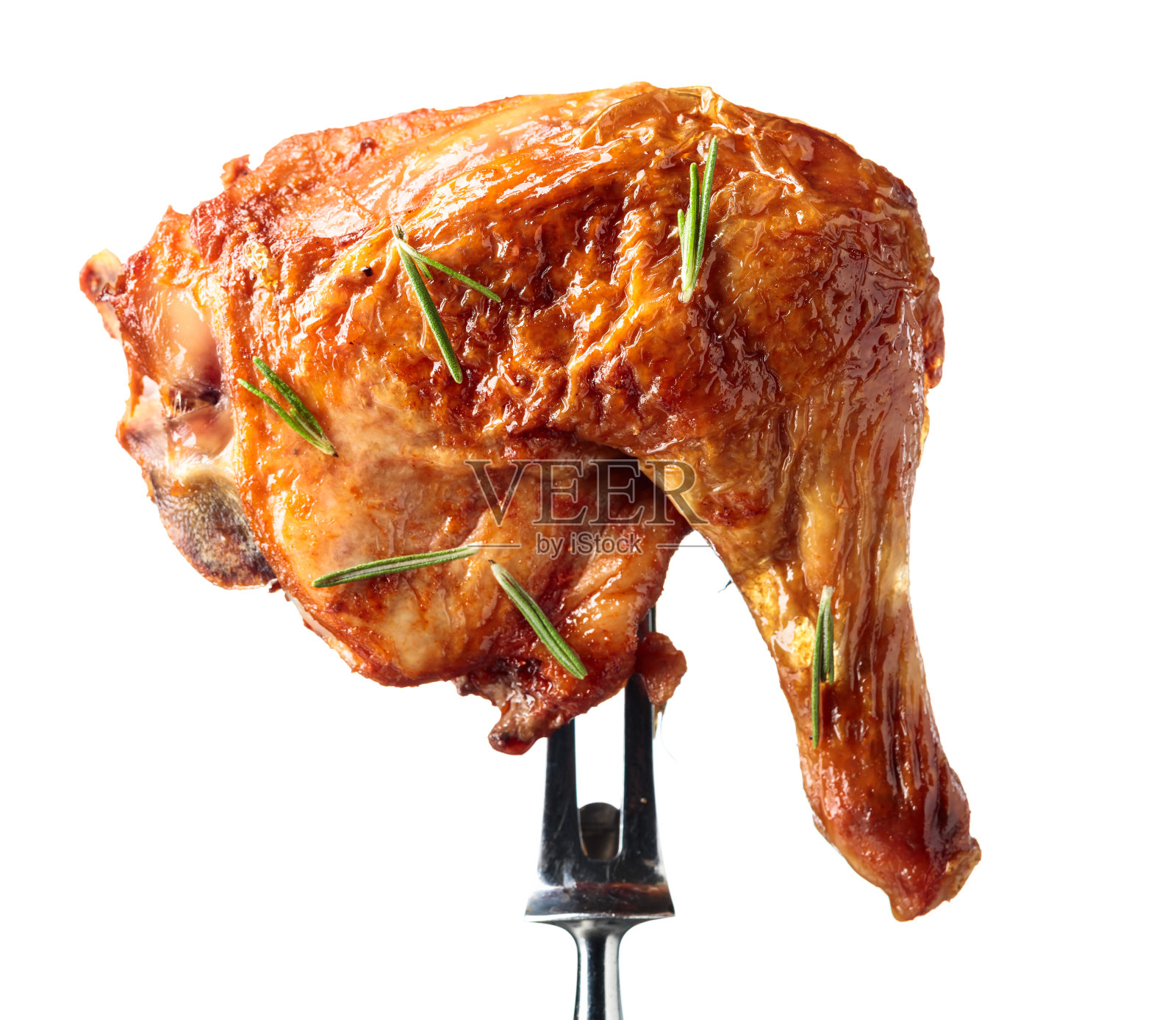 白色背景上的迷迭香烤鸡腿。照片摄影图片