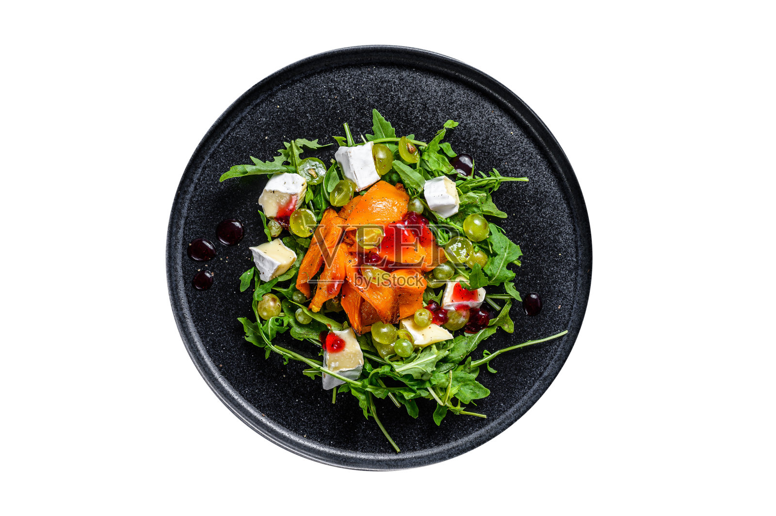 秋季沙拉配烤南瓜和布里奶酪。健康的素食理念。孤立在白色背景上。照片摄影图片