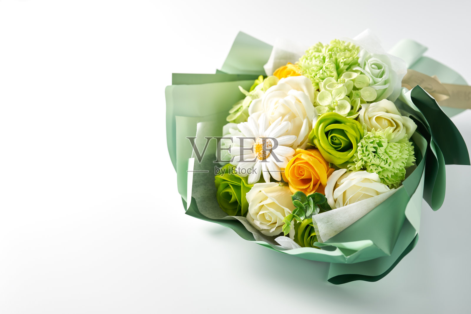 一束清新的肥皂花在白色的背景上照片摄影图片