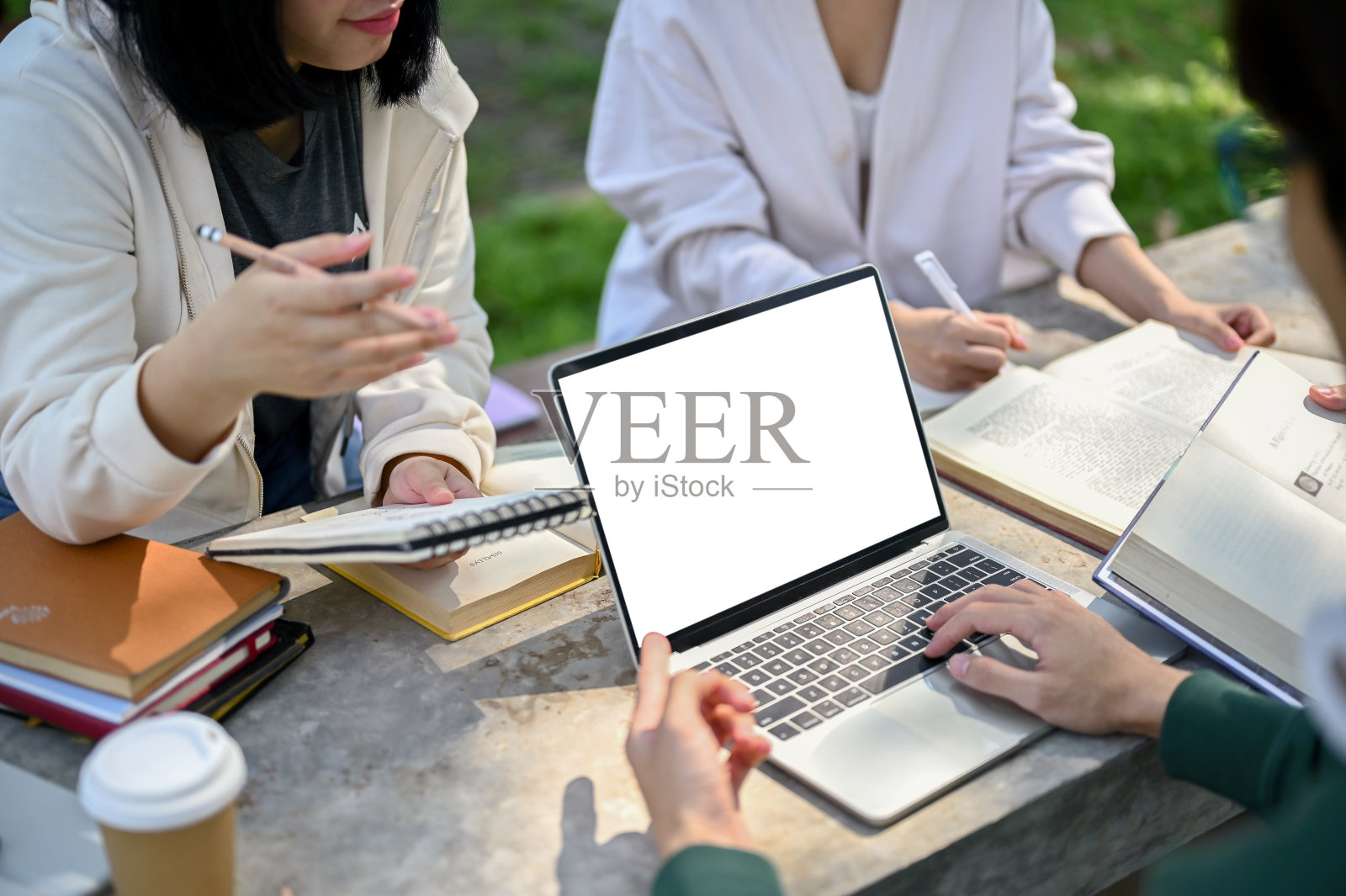 一名男大学生在和朋友一起计划学校作业时使用笔记本电脑照片摄影图片