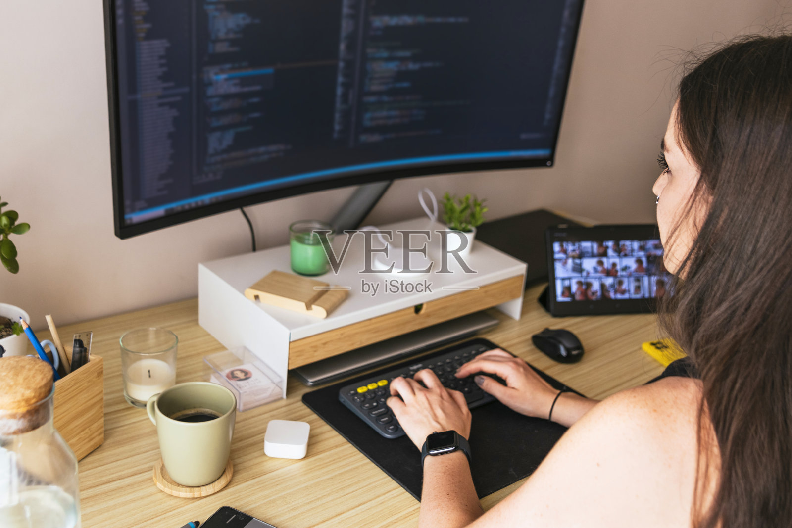 为远程办公设置在家工作。工作中的女性电脑程序员。照片摄影图片