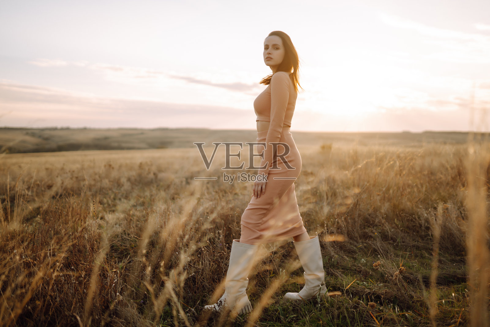 享受户外自然的时尚女性。照片摄影图片