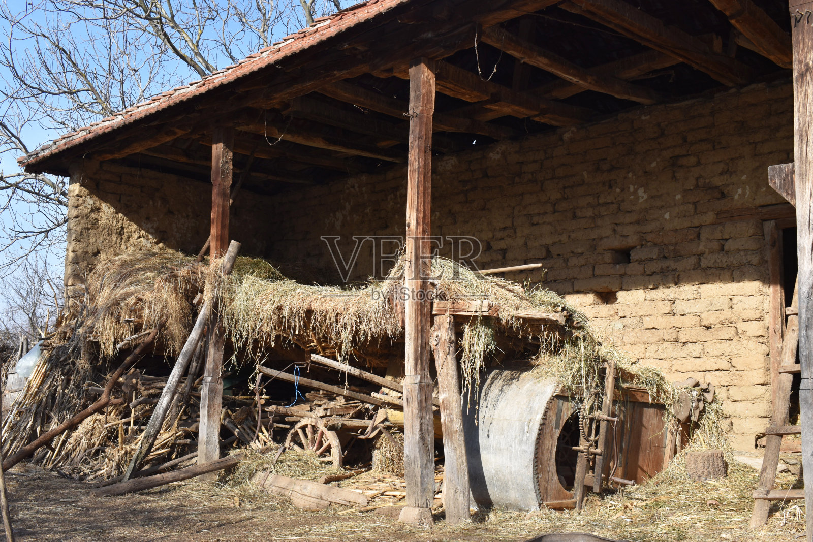 有干草的农舍照片摄影图片
