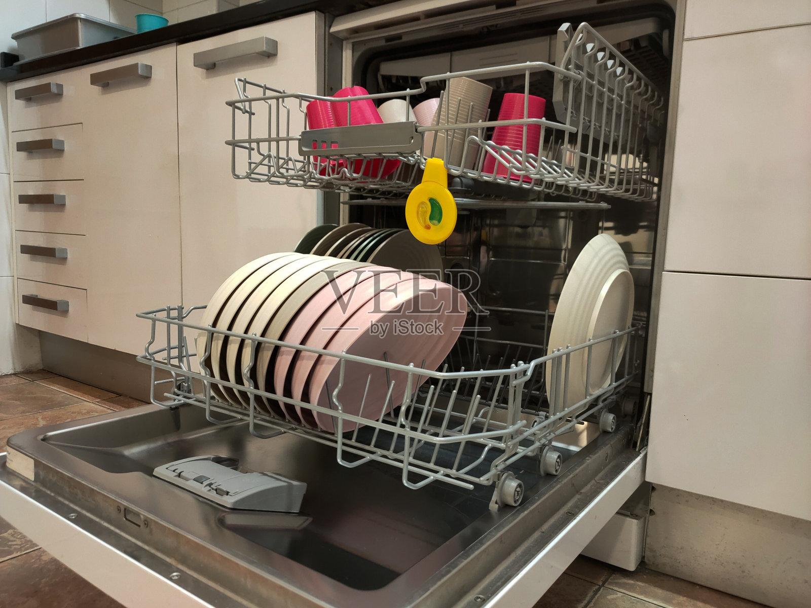 洗碗机里的塑料盘子照片摄影图片