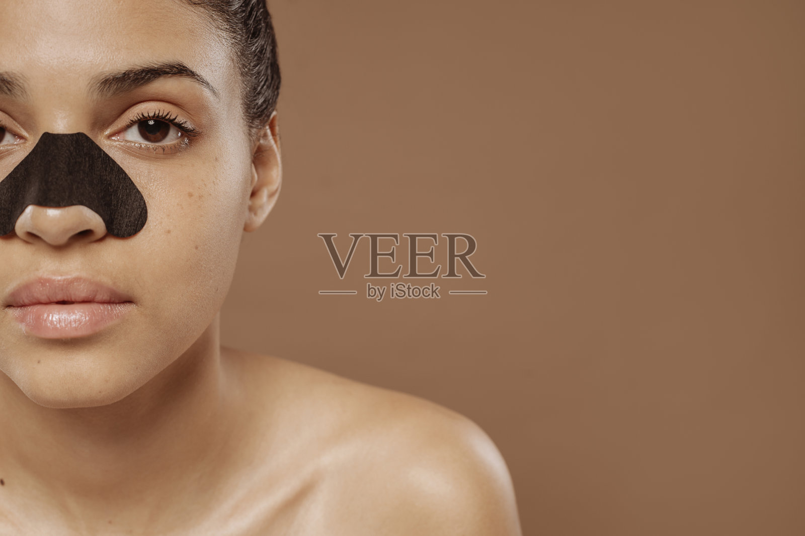 半脸美女肖像,鼻子上有护肤贴片照片摄影图片