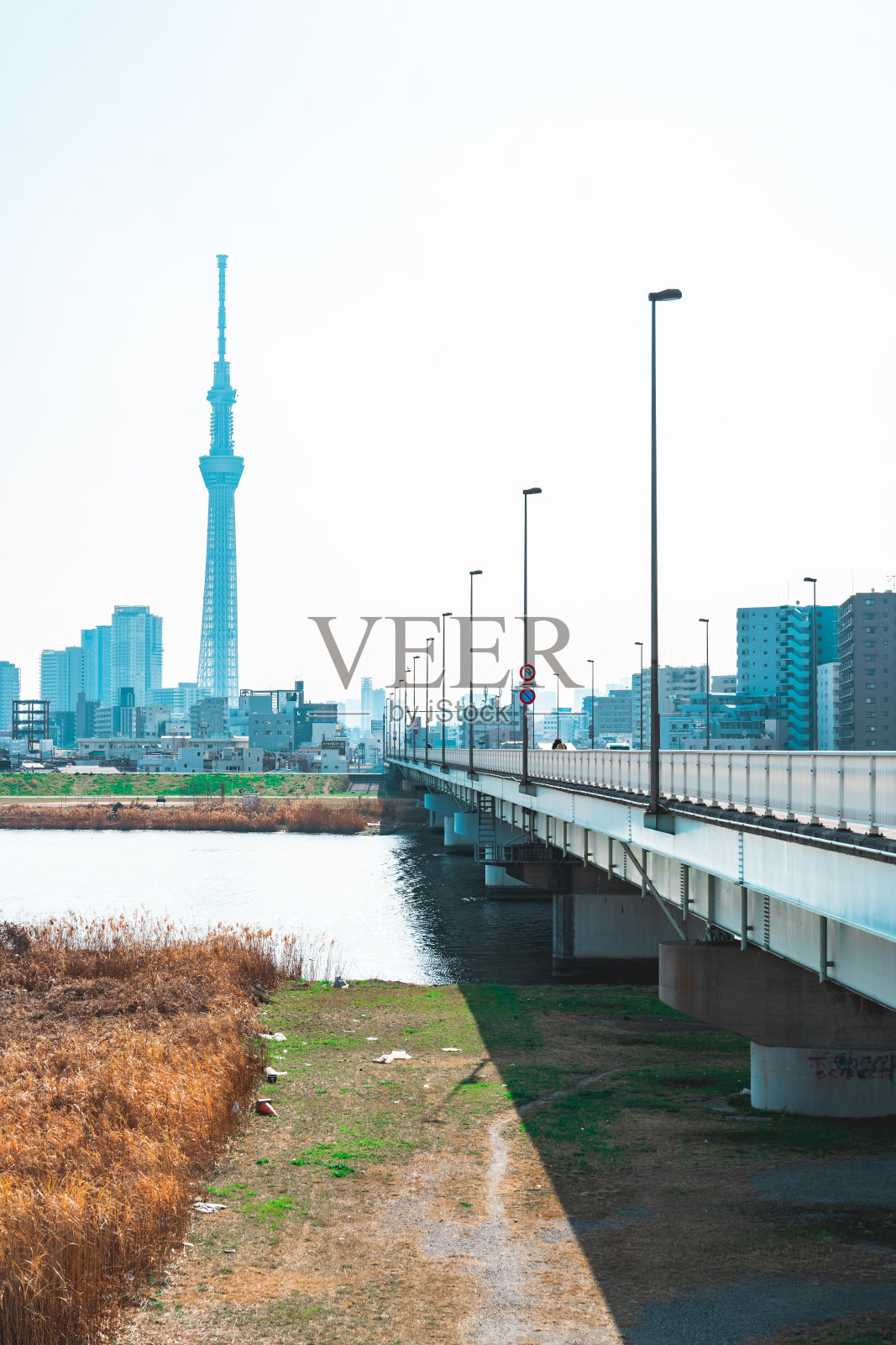 东京的城市道路和现代城市天际线照片摄影图片