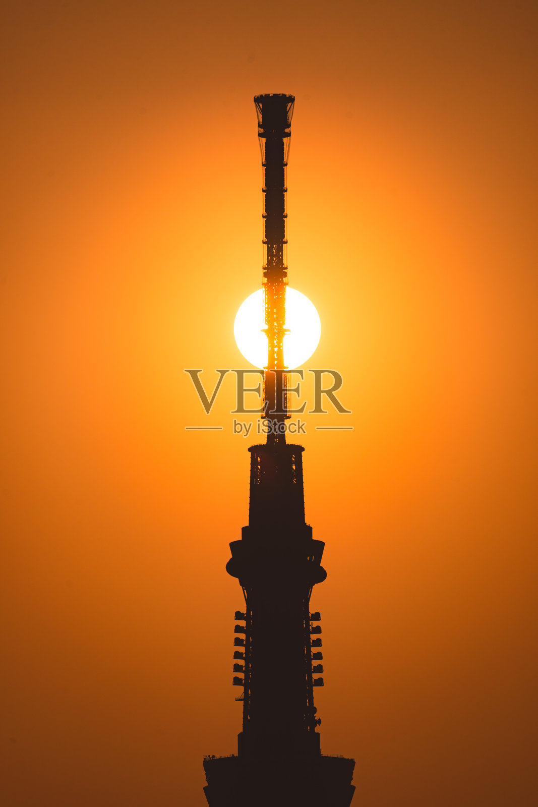 东京天空树的剪影和傍晚的东京市景照片摄影图片