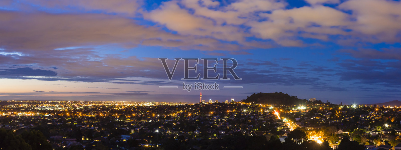 天空塔和伊甸山,以及新西兰奥克兰国王保护区的夜景照片摄影图片