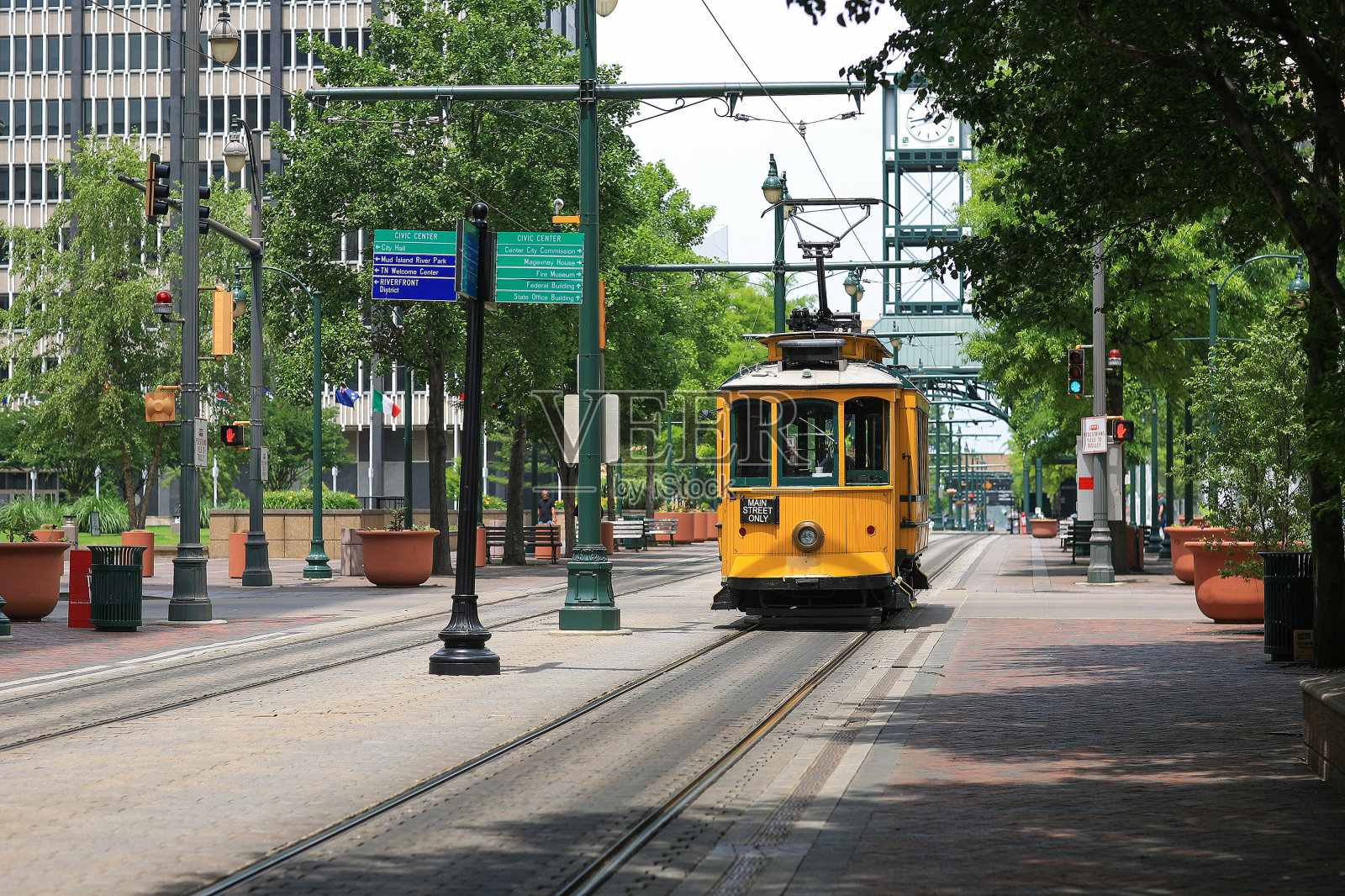 夏天,田纳西州孟菲斯市中心大街上的一辆黄色电车照片摄影图片