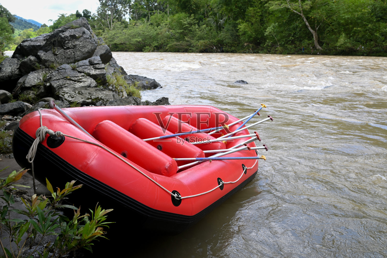 在河上漂流的充气船照片摄影图片