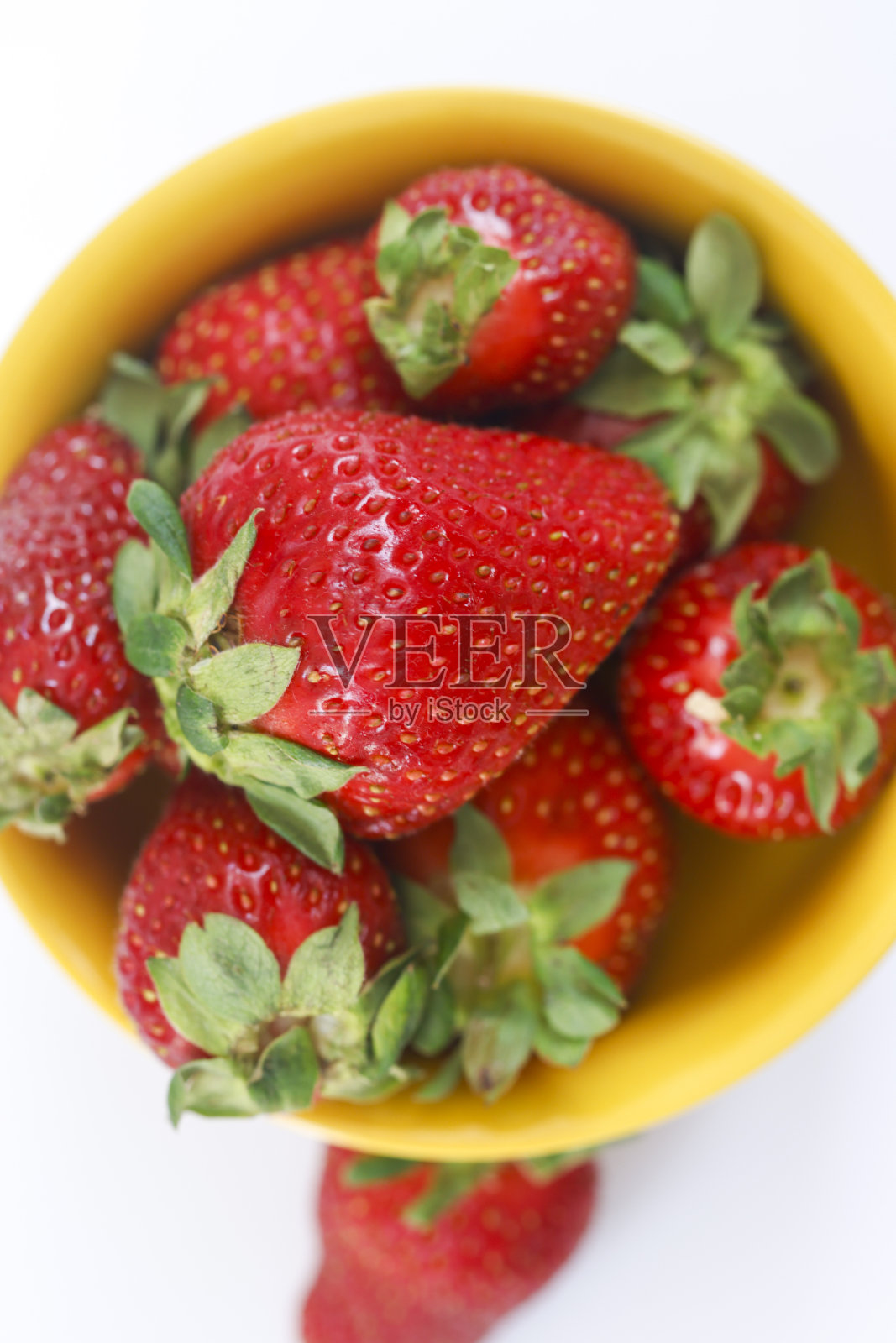 碗里的新鲜草莓,白色背景照片摄影图片