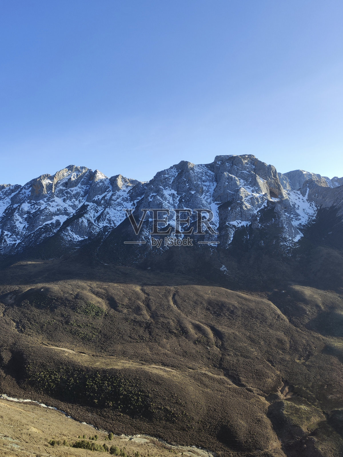 中国甘肃的一座雪山照片摄影图片