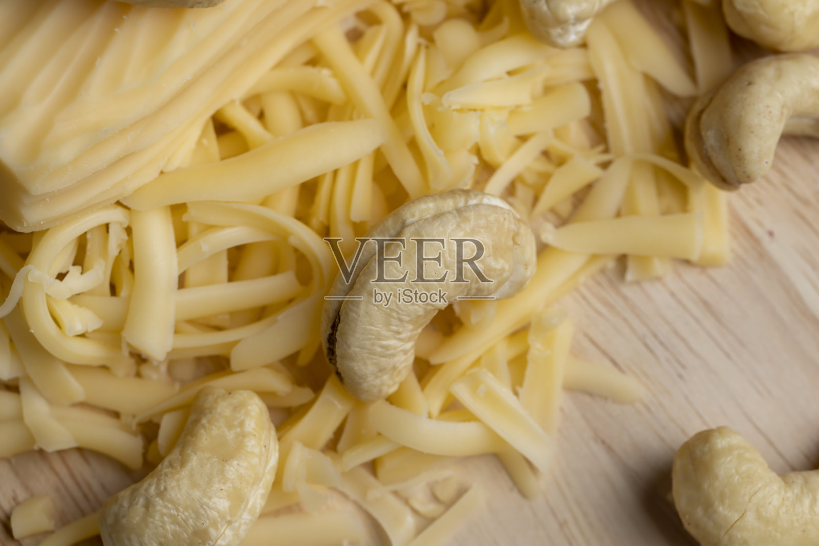 切片和磨碎的硬奶酪与腰果照片摄影图片