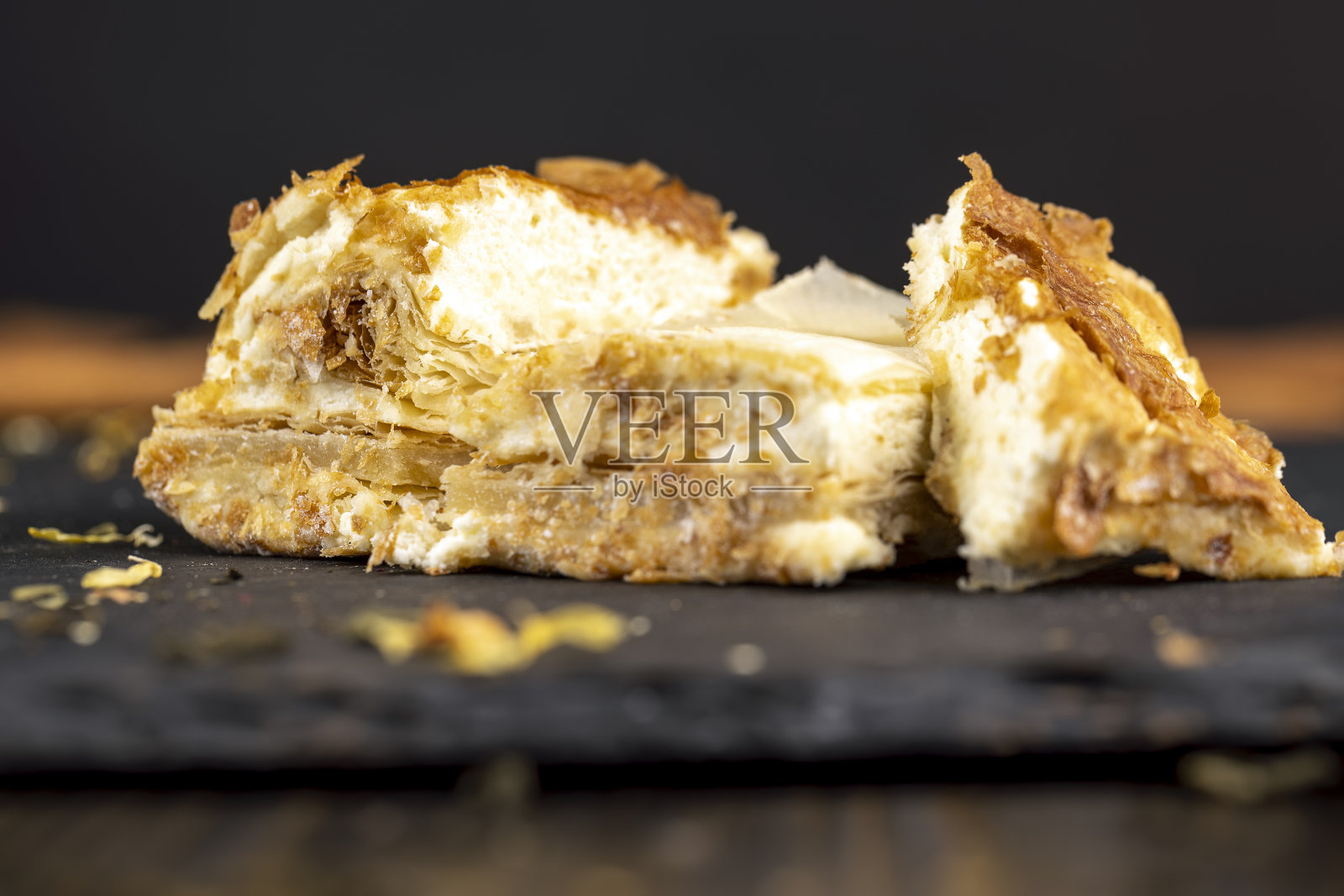 蛋糕用甜奶油和许多薄层照片摄影图片