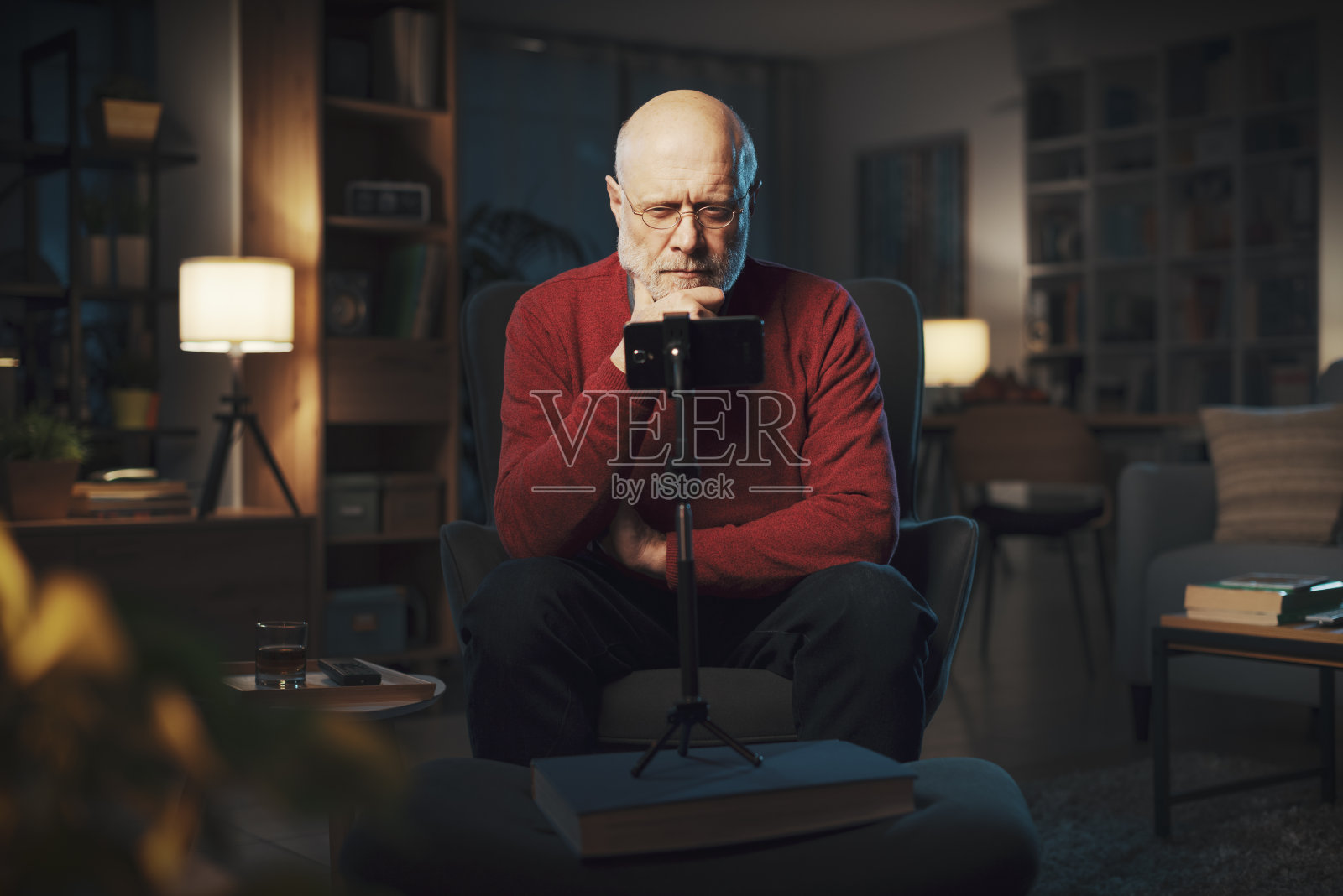 老人用智能手机录视频照片摄影图片