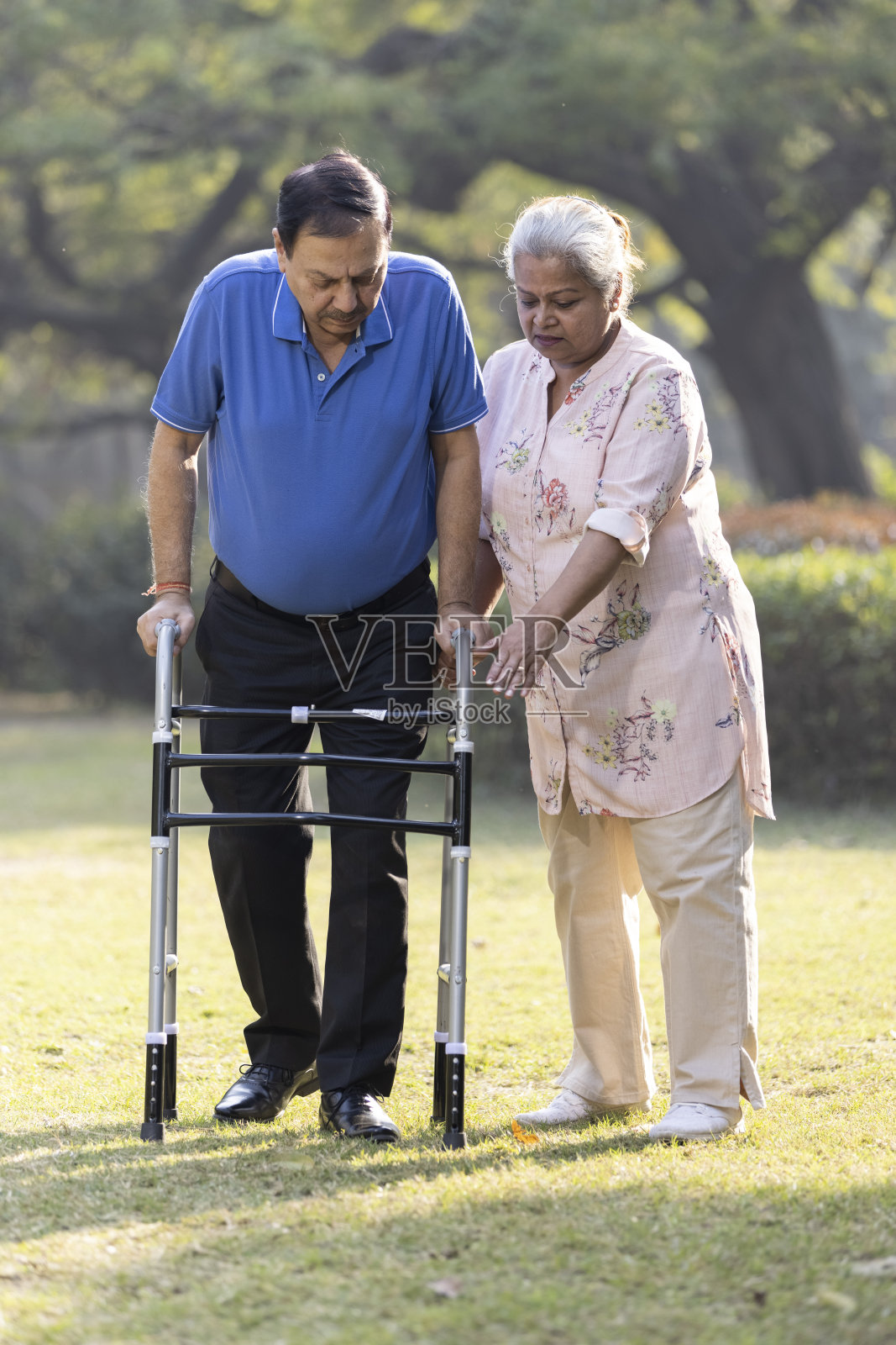 一对老年夫妇和沃克在公园散步照片摄影图片