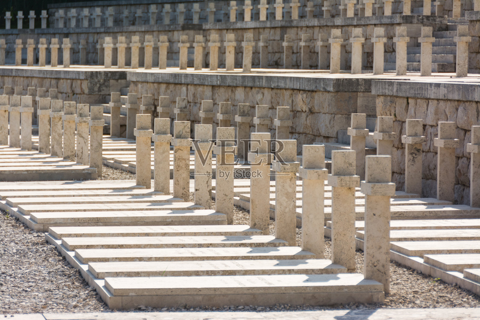 意大利修道院附近的蒙特卡西诺公墓,埋葬着二战中死去的波兰士兵照片摄影图片