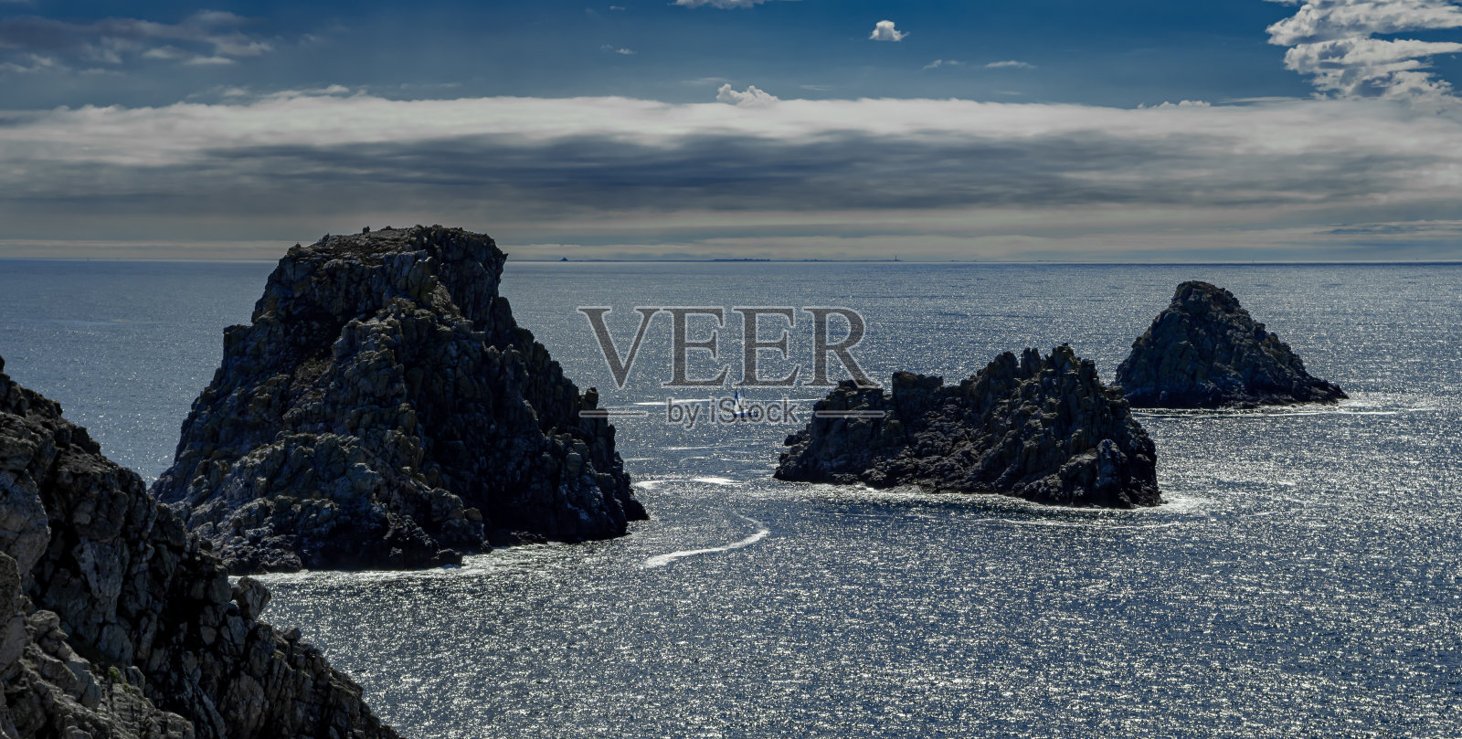 法国布列塔尼的芬尼斯特尔大西洋海岸的悬崖和帆船照片摄影图片