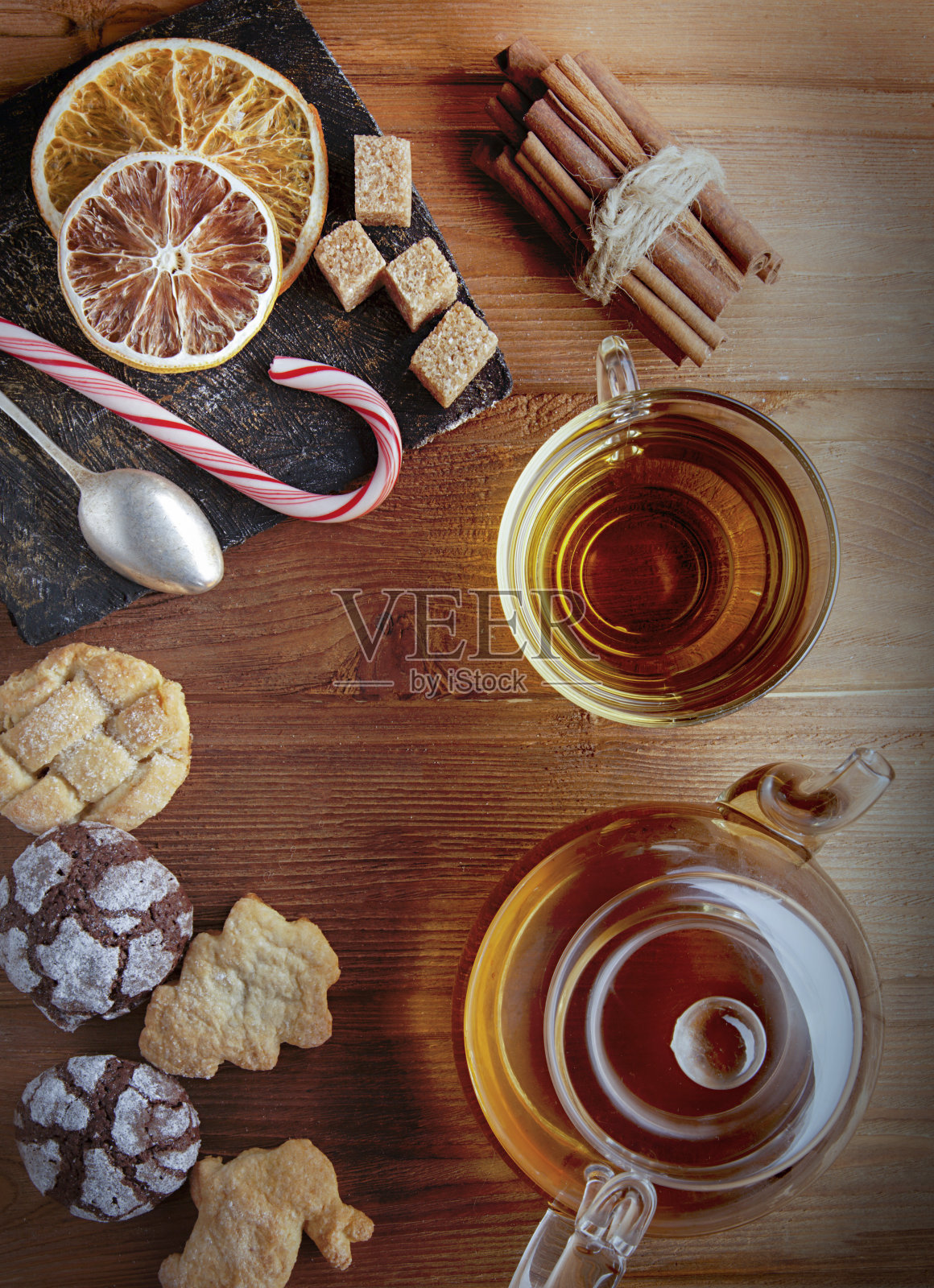 木桌上的茶甜糖饼干(俯视图)照片摄影图片