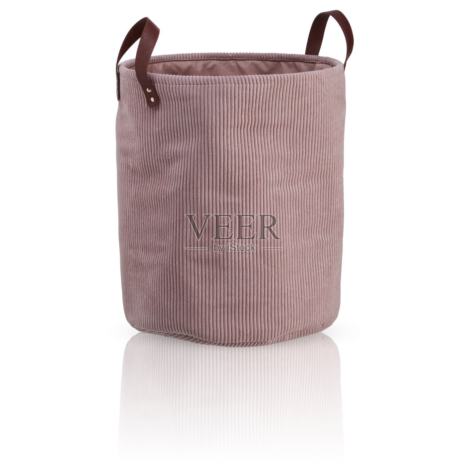 在白色背景上裁剪出来的方形织物篮有裁剪路径照片摄影图片